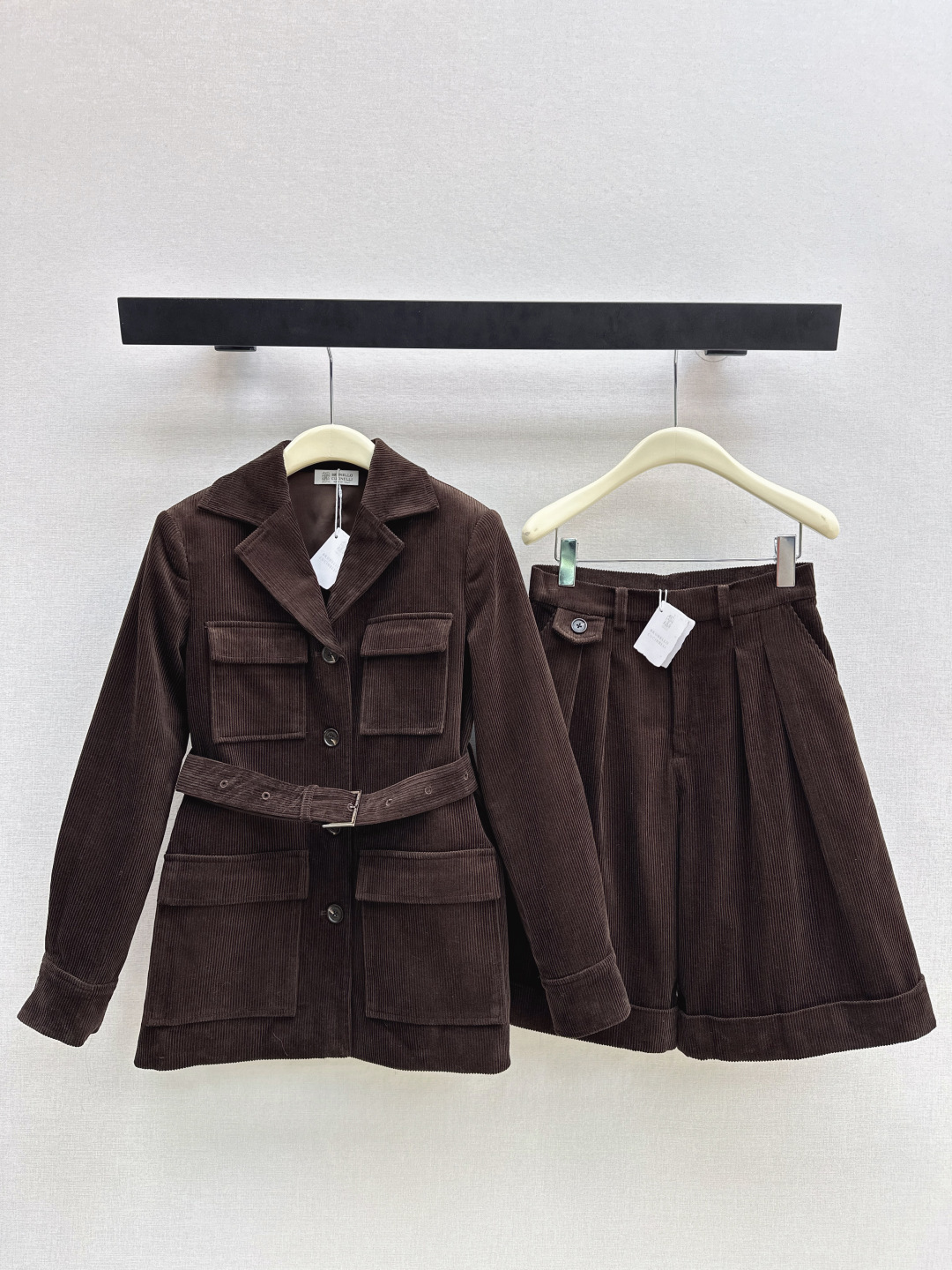 NO:695115,BC 25Ss————The latest retro corduroy jacket in autumn and winter. Corduroy material is the protagonist of winter. Full of atmosphere. Classic lapel four-pocket design. It has a sense of handsomeness. It hides the flesh and makes you look slimmer. The warmth effect is online. The quilted rhombus pattern does not look bloated. It is warm and elegant. One color ready for sale sml,,jackets & coats,19860909BC 25Ss————秋冬最新款复古灯芯绒外套 灯芯绒材质就是冬天的主角 满满氛围感 经典翻领四口袋版型设计 自带帅气感 藏肉显瘦 保暖效果在线 洐缝菱格纹不显臃肿 有温度有风度 一色现货发售sml,,jackets & coats,,Women's clothing