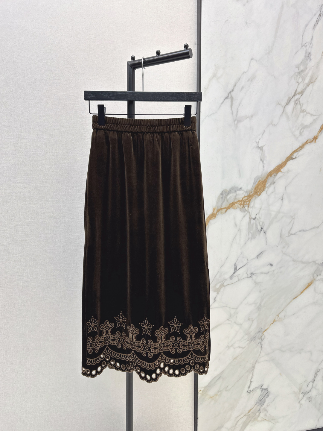 NO:695730,Fashionable design 25Ss————The latest lace splicing velvet skirt in autumn and winter is suitable for various new Chinese-style items. High-density velvet fabric is the core. It combines retro lace details and comfortable fit design. Made of high-density velvet fabric. Classic black/coffee color. Fine suede with soft matte luster. It feels soft and skin-friendly. It naturally fits the body shape and outlines smooth skirt lines. High-waist straight hip-hugging version.  Suitable for daily commuting, afternoon tea, light banquets and other scenes. Two colors available for sale sml,,skirts,19860909时髦设计 25Ss————秋冬最新款花边拼接丝绒半裙适配各种新中式的单品 高密丝绒面料为核心 融合复古蕾丝细节与舒适版型设计 采用高密天鹅绒面料 黑色/咖色经典色调 绒面细腻且带有柔和的哑光光泽 触感软糯亲肤 自然贴合身形并勾勒出流畅的裙身线条 高腰直筒包臀版型 适配日常通勤下午茶轻宴会等多种场景 两色现货发售sml,,skirts,,Women's clothing