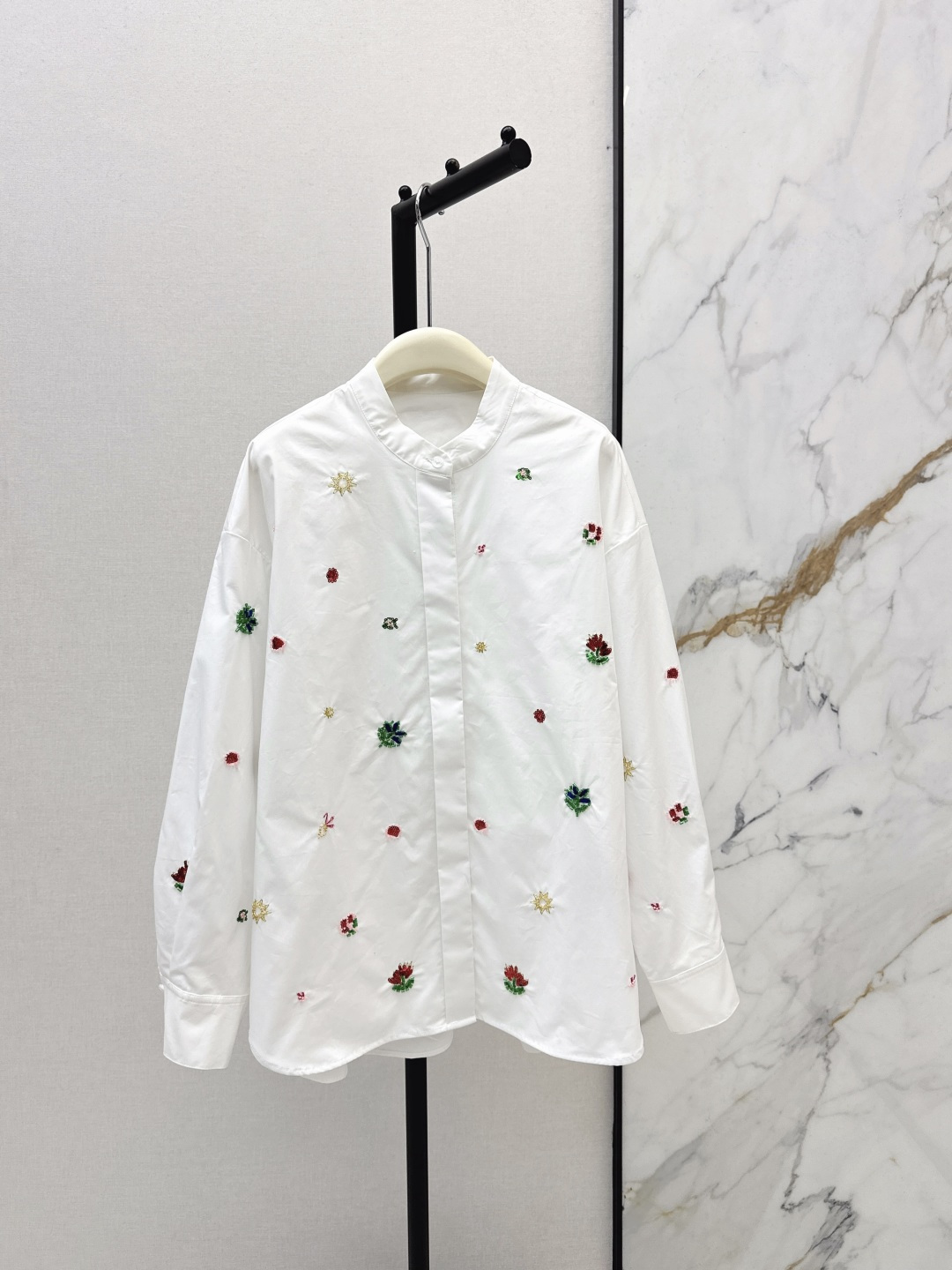 NO:695724,Fashionable design 26Ss————The latest heavily embroidered new Chinese-style loose white shirt in early spring adopts a sweet and delicate style. Pure cotton fabric with soft texture and a certain drape. Breathable and comfortable. Classic elements of clothing. Small floral beading embroidery. The body is covered with mini flowers + heavy decoration of star patterns. Suitable for daily wear who like exquisite details but don’t want to be too exaggerated. One color ready for sale smlxl,, shirts,19860909时髦设计 26Ss————早春最新款重磅刺绣新中式风宽松白衬衫走的是轻甜精致风 质感柔软且有一定垂坠感的纯棉面料 透气舒适 服装的经典元素 小碎花钉珠绣 衣身布满了迷你花卉+星星图案的重工装饰 适合喜欢精致细节但不想太夸张的日常穿搭 一色现货发售smlxl,,shirts,,Women's clothing