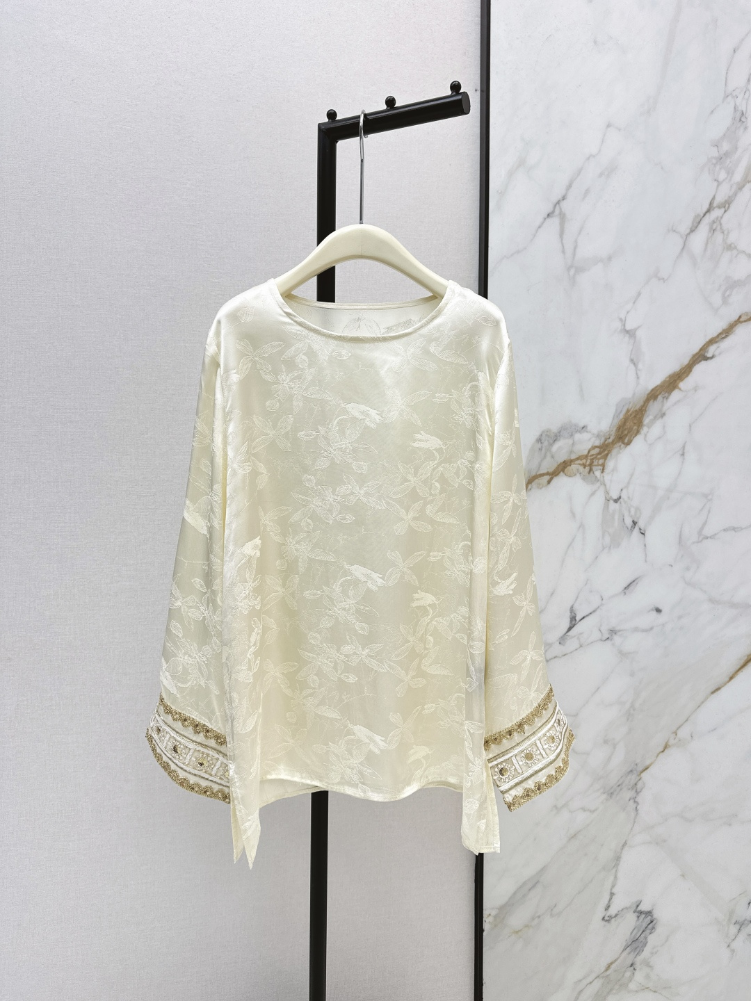 NO:695713,Fashionable design 26Ss————The latest national-style jacquard silk shirt in early spring uses soft silk fabric combined with sleeve embroidery technology to create a gentle and elegant oriental aesthetic style. It has a delicate texture of dark jacquard. The luster is soft and unobtrusive. It feels smooth and skin-friendly and has excellent drape. Champagne gold is gentle and noble. It is suitable for a variety of skin colors. One color is available for sale sml,, shirts,19860909时髦设计 26Ss————早春最新款国风提花丝质衬衫以柔美的丝质面料结合袖子刺绣工艺 打造出温婉雅致的东方美学风格 带有细腻的肌理感暗纹提花 光泽柔和不张扬 触感顺滑亲肤且垂坠感极佳 香槟金温婉贵气 适配多种肤色 一色现货发售sml,,shirts,,Women's clothing