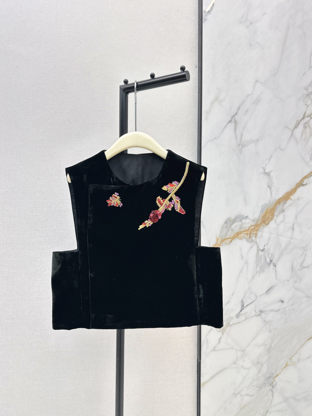 NO:695708,Fashionable design 26Ss——————The latest Chinese style black heavy velvet vest in early spring with heavy handmade bead embroidery as the core highlight. It combines retro texture and oriental aesthetics. The overall design is exquisite and layered. It uses high-density black velvet. The velvet is thick, full and shiny. It feels soft and waxy and has excellent drape. The heavy velvet material makes the vest more texture. The curvature of the neckline smoothly fits the neck line. It can be well matched with pearl necklaces and other accessories to highlight the beauty of the neck.  Short straight-cut sleeveless design. The overall shape is neat and loose. It is very tolerant to the body shape. Available in stock in one color, smlxl, necklace,19860909时髦设计 26Ss—————早春最新款中式风格黑色重磅丝绒马甲重工手工珠绣为核心亮点 融合了复古质感与东方美学 整体设计精致且富有层次感 采用高密黑色丝绒 绒面厚实饱满光泽柔和 触感软糯且垂坠感极佳 重磅丝绒材质让马甲更有质感 领口弧度流畅贴合颈部线条 能很好地搭配珍珠项链等配饰 凸显颈部美感. 短款直筒剪裁无袖设计 整体版型偏利落的小宽松 对身材包容性强 一色现货发售smlxl,,necklace,,Women's clothing