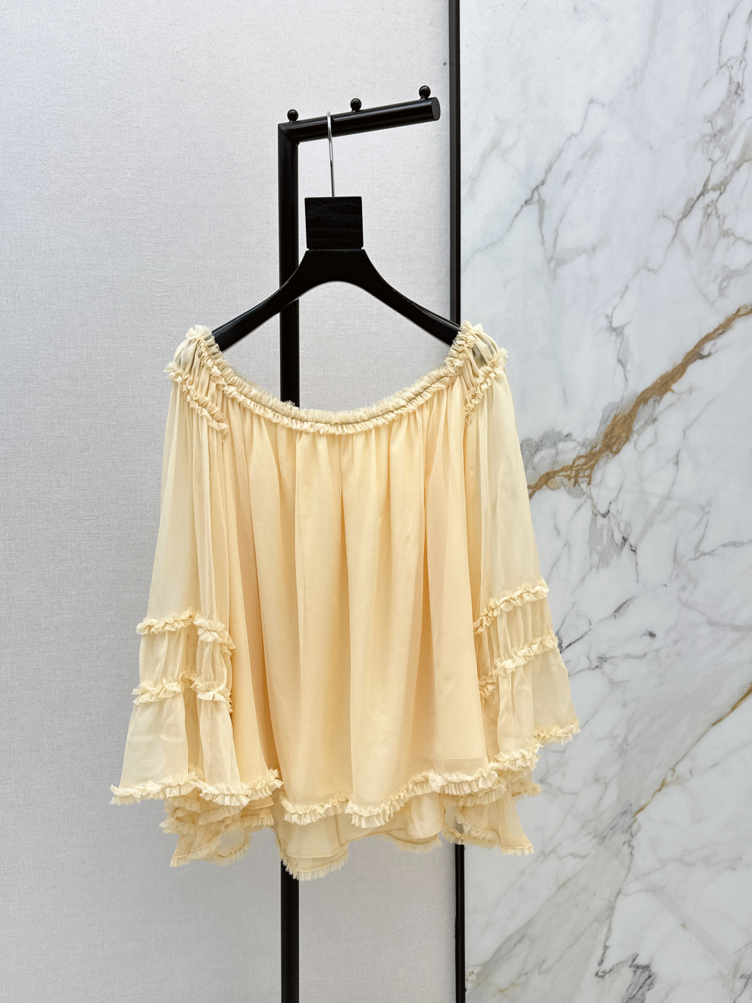 NO:695700,Exclusive first release of Zimmen-M 26Ss - the latest resort-style one-shoulder silk top in early spring. Elegant and fresh resort-style atmosphere. Elegant pattern printing, romantic and elegant white and rich beauty must-have item. 100% silk fabric. One color ready for sale smlxl,,real silk,19860909独家首发 Zimmen-M 26Ss———早春最新款度假风一字肩真丝上衣淡雅清新的度假风气息 优雅图案印花浪漫优雅的白富美必备单品 百分百真丝面料 一色现货发售smlxl,,real silk,,Women's clothing