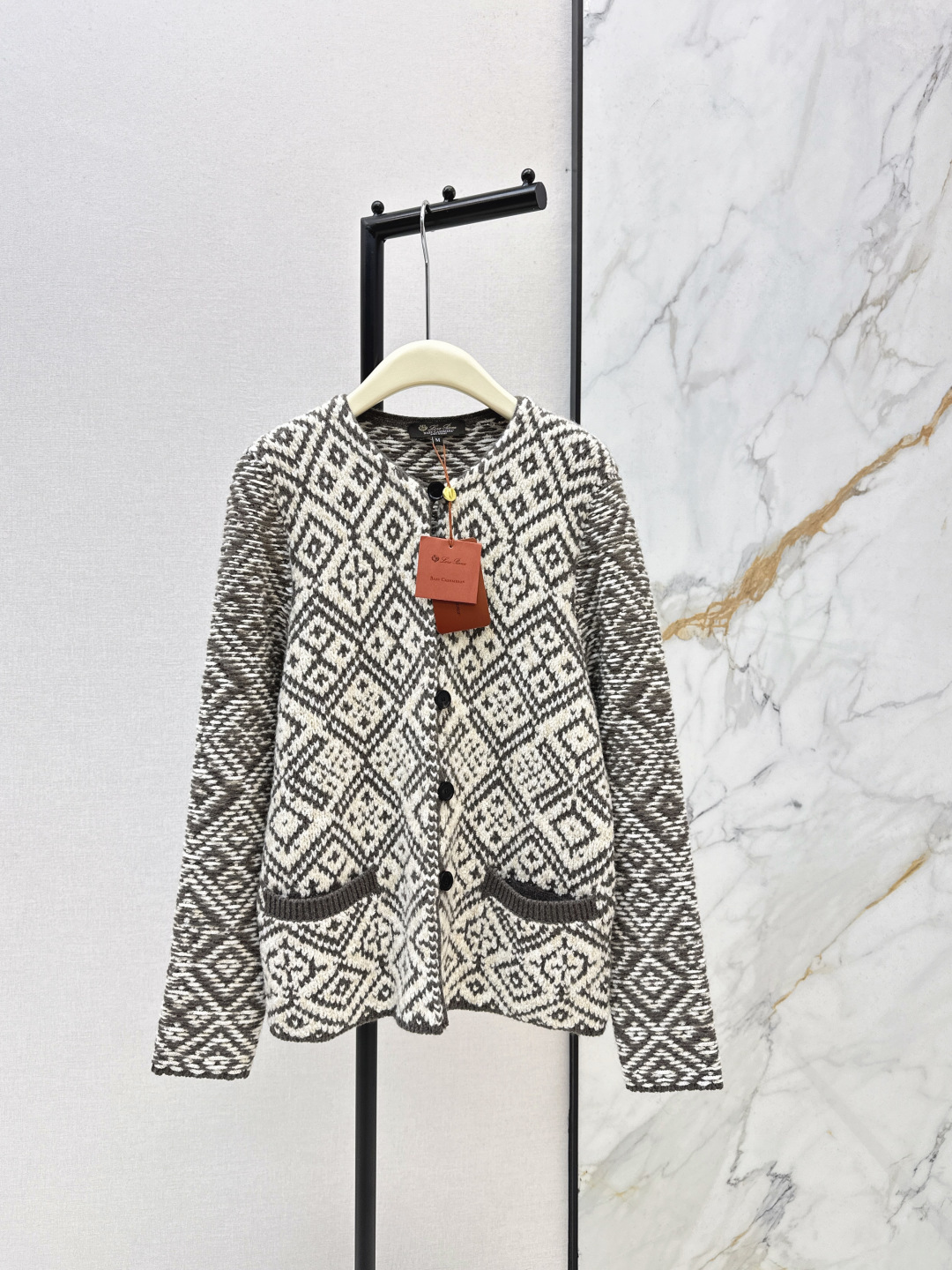 NO:695739,730L 26Ss————The latest Fair Isle pattern heavy cashmere cardigan in early spring. Wool cashmere yarn. The color is super retro and the festival atmosphere is very strong. The whole piece adopts a very complex jacquard weaving process. It is knitted by a flat machine imported from Germany. The dotted jacquard is woven into a warm double-layer style. It is twice as thick as ordinary fabrics and consumes more yarn. The classic round neck buttoning is simple and durable. Highly recommended. One color ready for sale sml,, loro piana,19860909730L 26Ss————早春最新款费尔岛花纹重磅羊绒开衫 羊毛羊绒纱线 配色超级复古 节日氛围感非常浓郁 整件采用非常复杂的提花编织工艺 由德国进口横机针织成 虚线提花织成保暖的双层样式 比普通织物要厚一倍 也更加费纱线 经典圆领开扣简约耐看 重磅推荐 一色现货发售sml,,loro piana,,Women's clothing