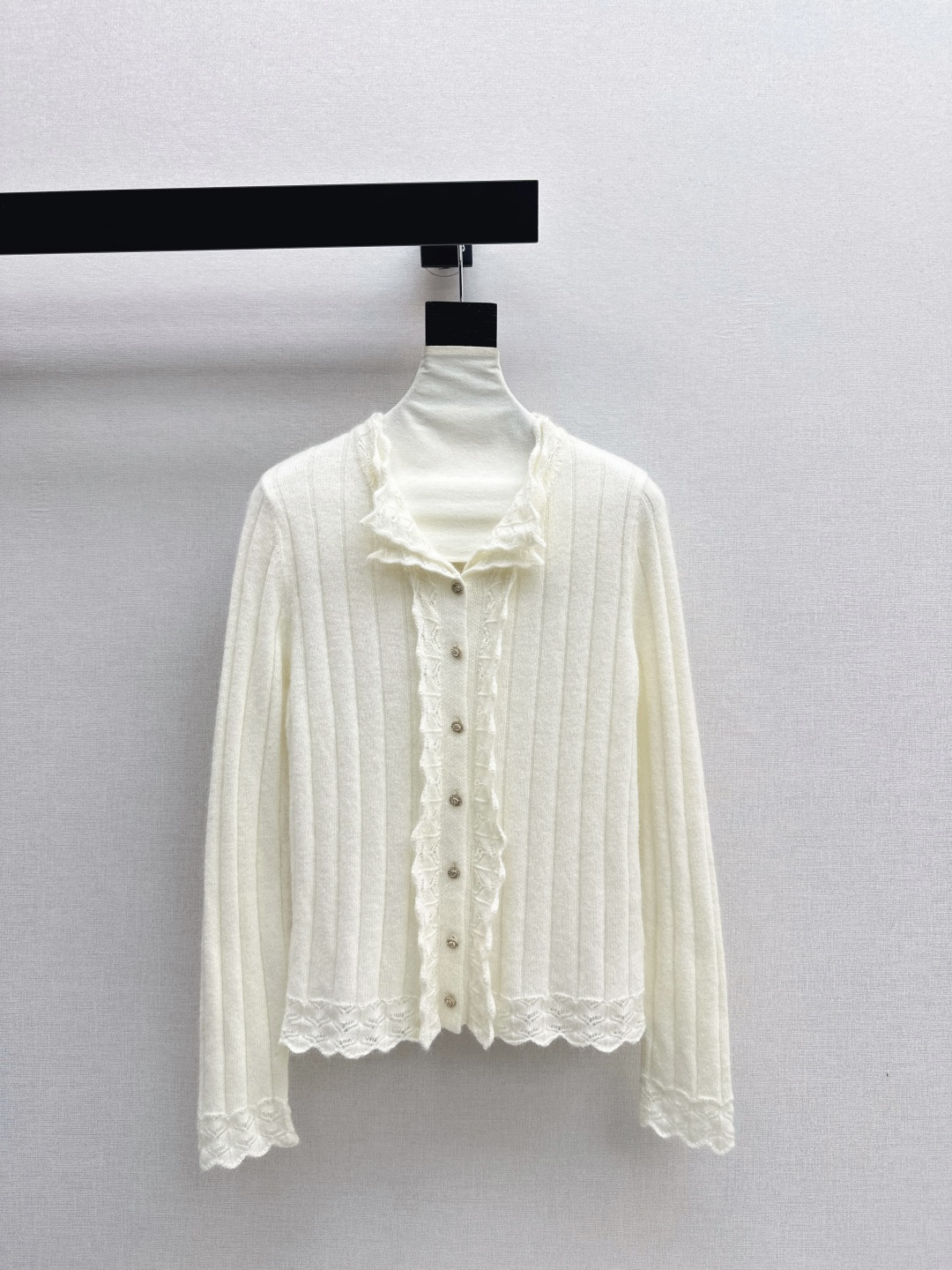 NO:695715,The God of Atmosphere C Home 26Ss - the latest lace-decorated round-neck sweater for early spring. The first choice for atmosphere. Creates warmth and happiness in autumn and winter. A must-have for fashionable looks. 100% wool yarn for warmth. Two colors available in stock. sml,,chanel,sweaters,19860909氛围感的神 C家 26Ss———早春最新款花边装饰圆领毛衣 氛围感首选 营造秋冬温暖和幸福感 时髦造型必备 百分百羊毛纱线保暖加分 两色现货发售sml,,chanel,sweaters,,Women's clothing