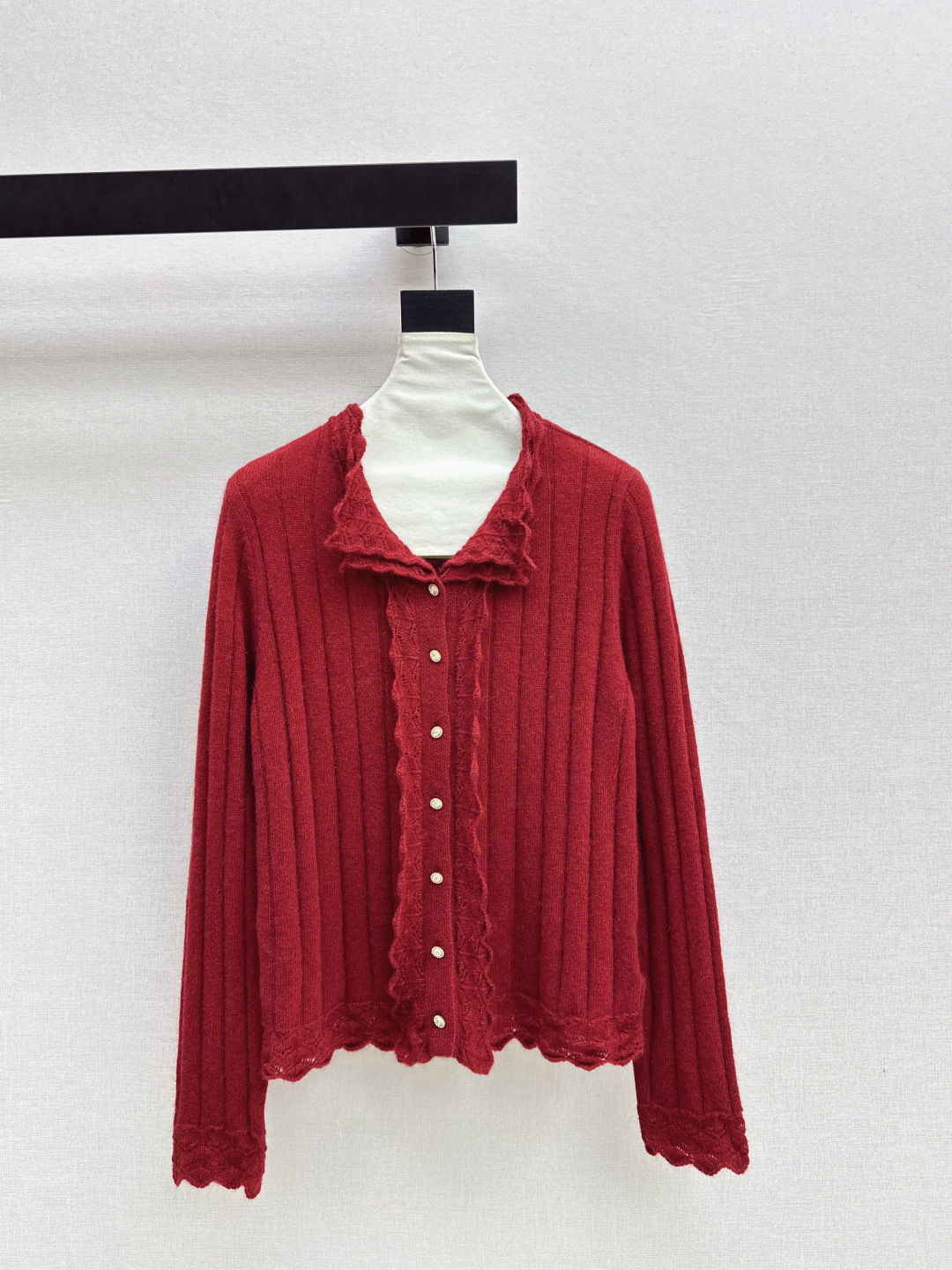 NO:695711,The God of Atmosphere C Home 26Ss - the latest lace-decorated round-neck sweater for early spring. The first choice for atmosphere. Creates warmth and happiness in autumn and winter. A must-have for fashionable looks. 100% wool yarn for warmth. Two colors available in stock. sml,,chanel,sweaters,19860909氛围感的神 C家 26Ss———早春最新款花边装饰圆领毛衣 氛围感首选 营造秋冬温暖和幸福感 时髦造型必备 百分百羊毛纱线保暖加分 两色现货发售sml,,chanel,sweaters,,Women's clothing