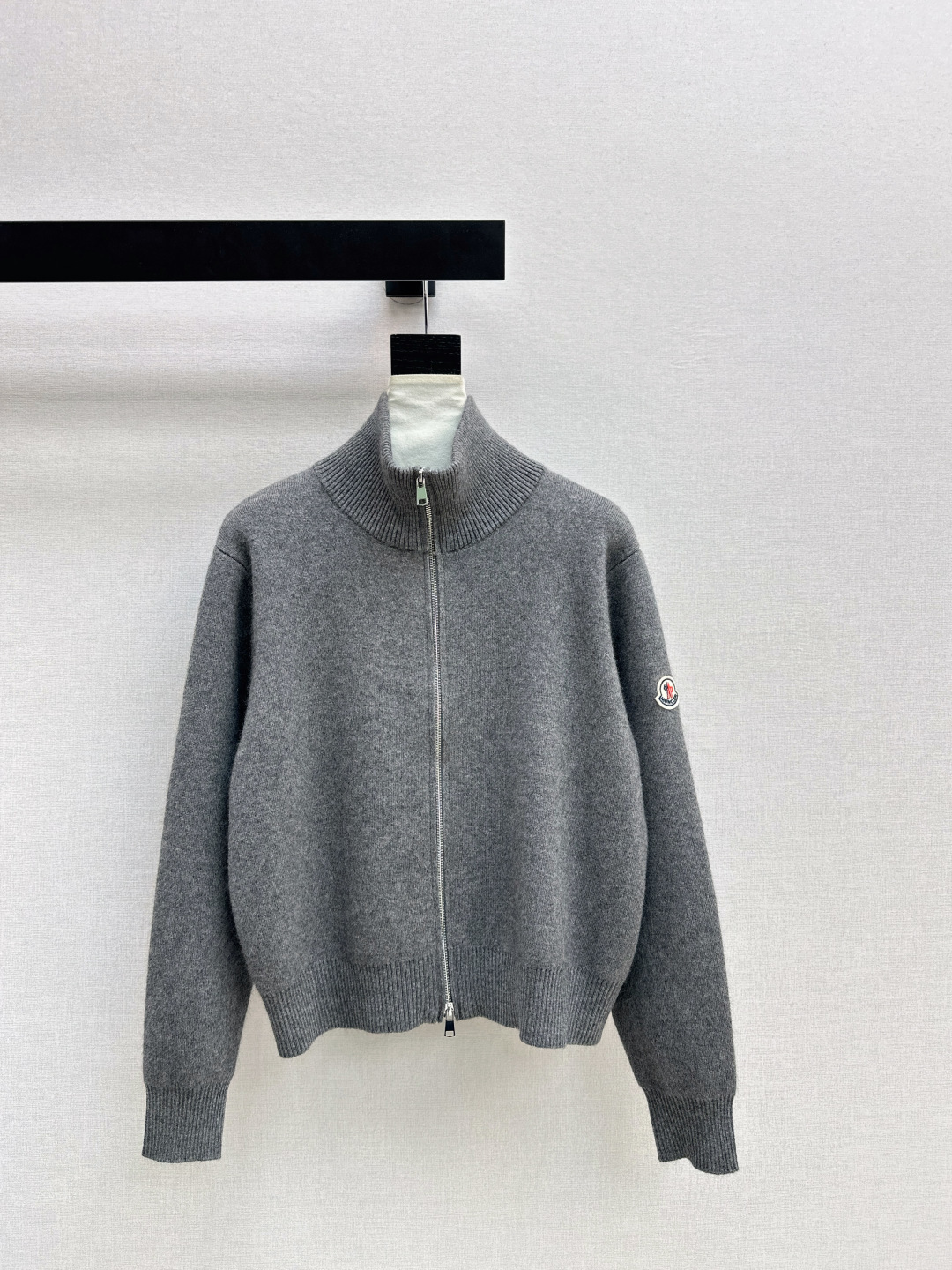 NO:695688,Atmosphere wear Mc 26Ss - the latest stand-collar cardigan jacket for early spring, custom-made wool yarn, imported woven texture, incomparable quality, simple and elegant craftsmanship, lazy and loose version, hooded zipper design, elegant, versatile and not picky!  Bai Fumei's must-have fashionable high-end items are available in three colors, sml, jackets & coats, hats,19860909氛围感穿搭 Mc 26Ss———早春最新款立领开衫外套定制羊毛纱线进口机织质感无敌赞 工艺简洁大气 慵懒宽松版型连帽拉链设计气质优雅百搭不挑人！白富美必备时髦高级单品 三色现货发售sml,,jackets & coats,hats,,Women's clothing