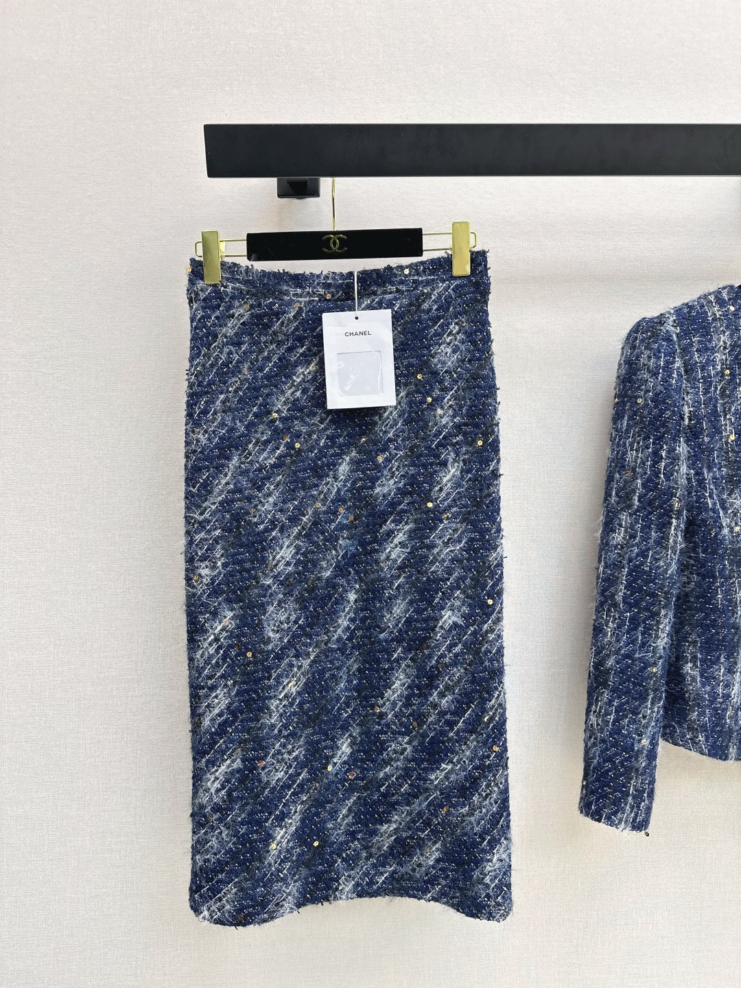 NO:695686,C Home 26Ss————Early spring’s latest double-breasted short woven woolen jacket with three-dimensional waist, V-neck woven jacket + hip-covering skirt. Beautiful high-grade woven fabrics are super beautiful in real life. The three-dimensional texture is full of exquisiteness. The upper body has a noble temperament. It is practical and looks good. French socialite style is elegant and high-end. A must-have for rich families. Recommended to match one color. Available in stock sml,,chanel,skirts,jackets &  coats,19860909C家 26Ss————早春最新款双排扣小短款编织毛呢外套立体收腰V领编织外套+包臀半裙 绝美高级编织面料实物超美 立体肌理感精致感满满 上身自带一种高贵气质 实穿度高颜值也更高 法式名媛风优雅又高级 富家千金必备 推荐一套搭配 一色分开发 现货发售sml,,chanel,skirts,jackets & coats,,Women's clothing