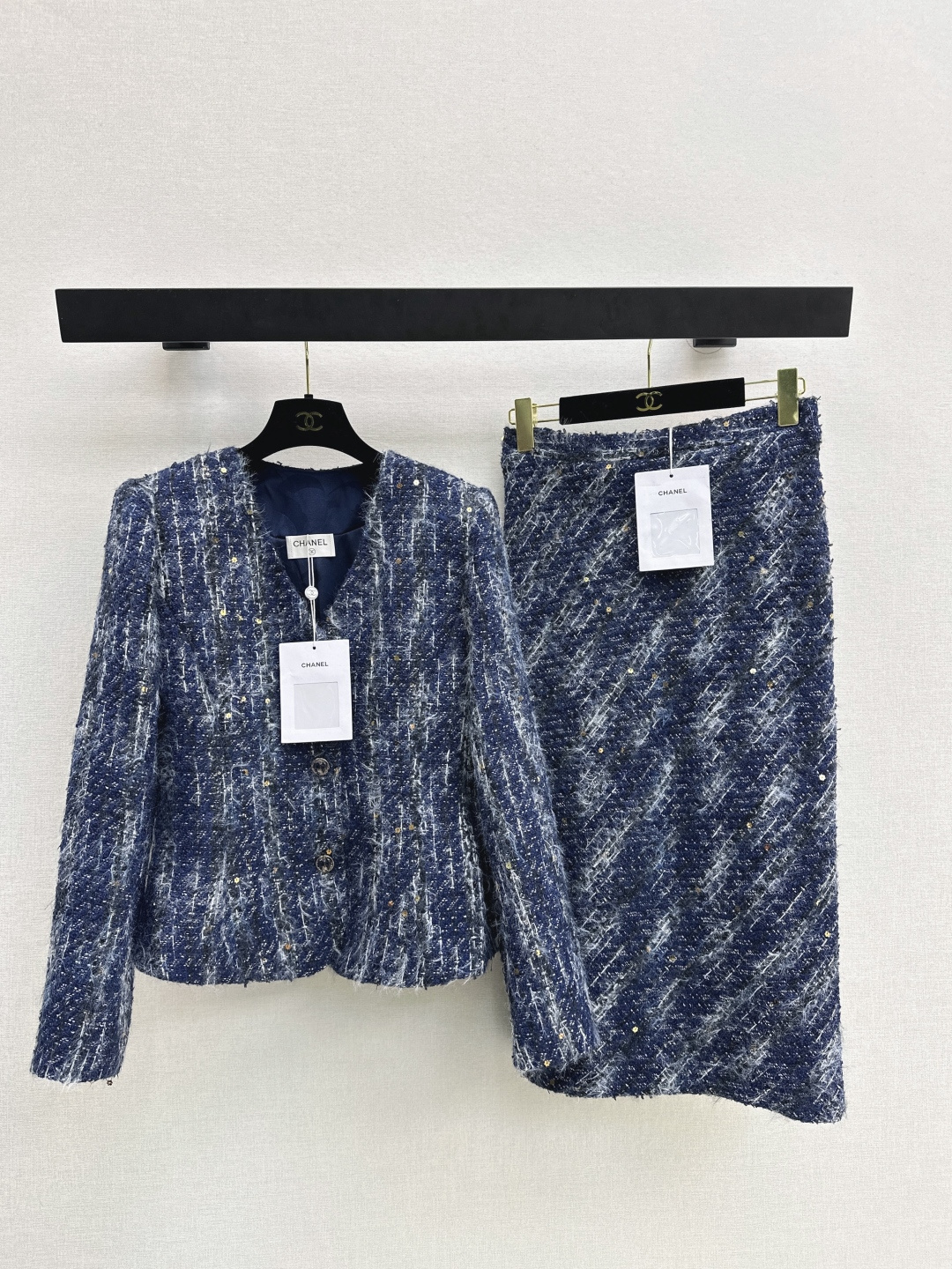 NO:695680,C Home 26Ss————Early spring’s latest double-breasted short woven woolen jacket with three-dimensional waist, V-neck woven jacket + hip-covering skirt. Beautiful high-grade woven fabric is super beautiful in real life. The three-dimensional texture is full of sophistication. The upper body has a noble temperament. It is easy to wear and looks good. French socialite style is elegant and high-end. A must-have for a wealthy family. Recommend a set to match. Developed in one color. Ready for sale sml. Outside,, chanel, skirts, jackets &  coats,19860909C家 26Ss————早春最新款双排扣小短款编织毛呢外套立体收腰V领编织外套+包臀半裙 绝美高级编织面料实物超美 立体肌理感精致感满满 上身自带一种高贵气质 实穿度高颜值也更高 法式名媛风优雅又高级 富家千金必备 推荐一套搭配 一色分开发 现货发售sml 外,,chanel,skirts,jackets & coats,,Women's clothing