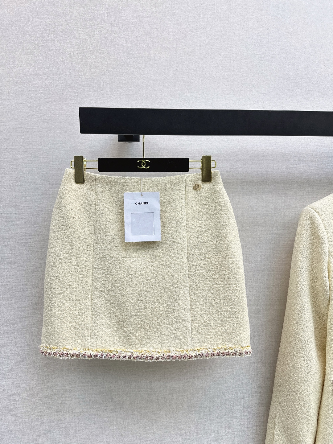 NO:695676,Hot item: C Family 26Ss - the latest celebrity style suit in early spring, round neck contrasting edge braided jacket + hip-hugging skirt. Whoever wears it will look like a wealthy daughter's elegance. Beauty and strength coexist. It is simply a winter treasure dressing guide. Small people can easily control it. The contrasting color design is just right. Developed in one color. Ready for sale sml, chanel, skirts, jackets & coats,19860909爆单款 C家 26Ss————早春最新款名媛气质套装圆领撞色边编织外套+包臀半裙 谁穿上有种富家千金的优雅贵气 美貌和实力并存 简直就是冬日宝藏穿搭指南 小个子也能轻松驾驭 撞色设计恰到好处 一色分开发 现货发售sml,,chanel,skirts,jackets & coats,,Women's clothing