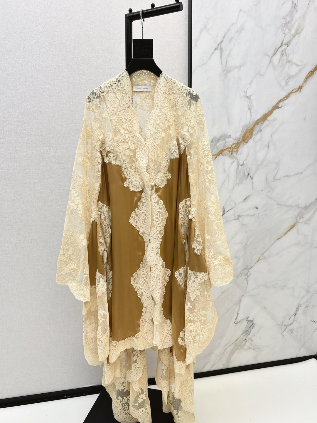 NO:696454,Exclusive first release of Zimmen-M 25Ss - the latest resort style spliced ​​lace dress in early autumn. Elegant and fresh resort style. Elegant, romantic and elegant white and rich beauty must-have item. 100% silk fabric. One color ready for sale smlxlp,,loro piana,skirts,real silk,19860909独家首发 Zimmen-M 25Ss———早秋最新款度假风拼接蕾丝连衣裙淡雅清新的度假风气息 优雅浪漫优雅的白富美必备单品 百分百真丝面料 一色现货发售smlxlp,,loro piana,skirts,real silk,,Women's clothing