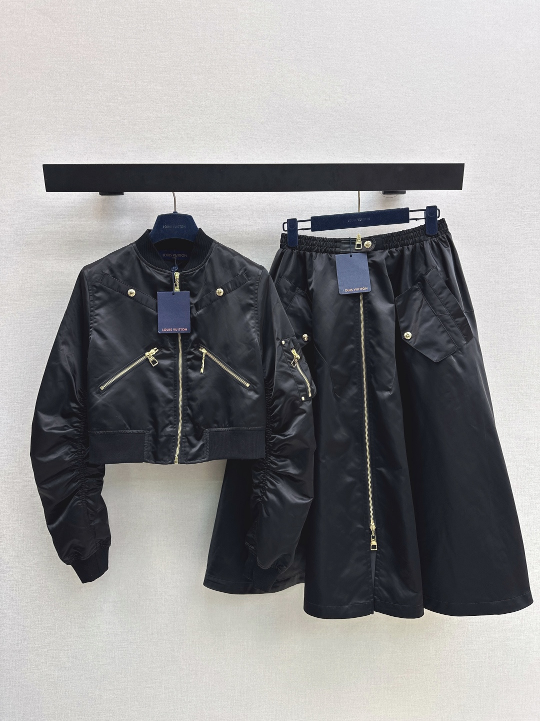 NO:696438,L Family 26Ss————The latest modern nylon suit in early spring, zippered deconstructed jacket + skirt. Imported material texture, shiny, crisp and stylish. The jacket is cut with presbyopic lining, low-key to highlight the brand style. The black satin suit is too stylish. The cool workwear style of the short bomber jacket collides with the soft skirt design. Gold metal zippers and snap buttons are used as embellishments, making the black outfit more layered. The satin nylon material has its own high-end gloss.  The loose fit is casual yet sophisticated. The sweet and cool style is just right. One color is separated. Ready for sale. smlxl. Outside,, louis vuitton, skirts, jackets & coats, jackets & coats,19860909L家 26Ss————早春最新款摩登尼龙套装拉链解构夹克外套+半裙 进口材质质感光泽 挺括有型 夹克外套剪裁搭配老花内衬 低调彰显品牌格调 黑色缎面套装太有腔调了 短款飞行员夹克酷飒的工装风碰撞柔美的裙摆设计 金色金属拉链与按扣作为点缀 让黑色系穿搭更具层次感 缎面尼龙材质自带高级光泽感 宽松的版型随性又不失精致 甜酷风拿捏得恰到好处 一色分开发 现货发售smlxl 外,,louis vuitton,skirts,jackets & coats,jackets & coats,,Women's clothing