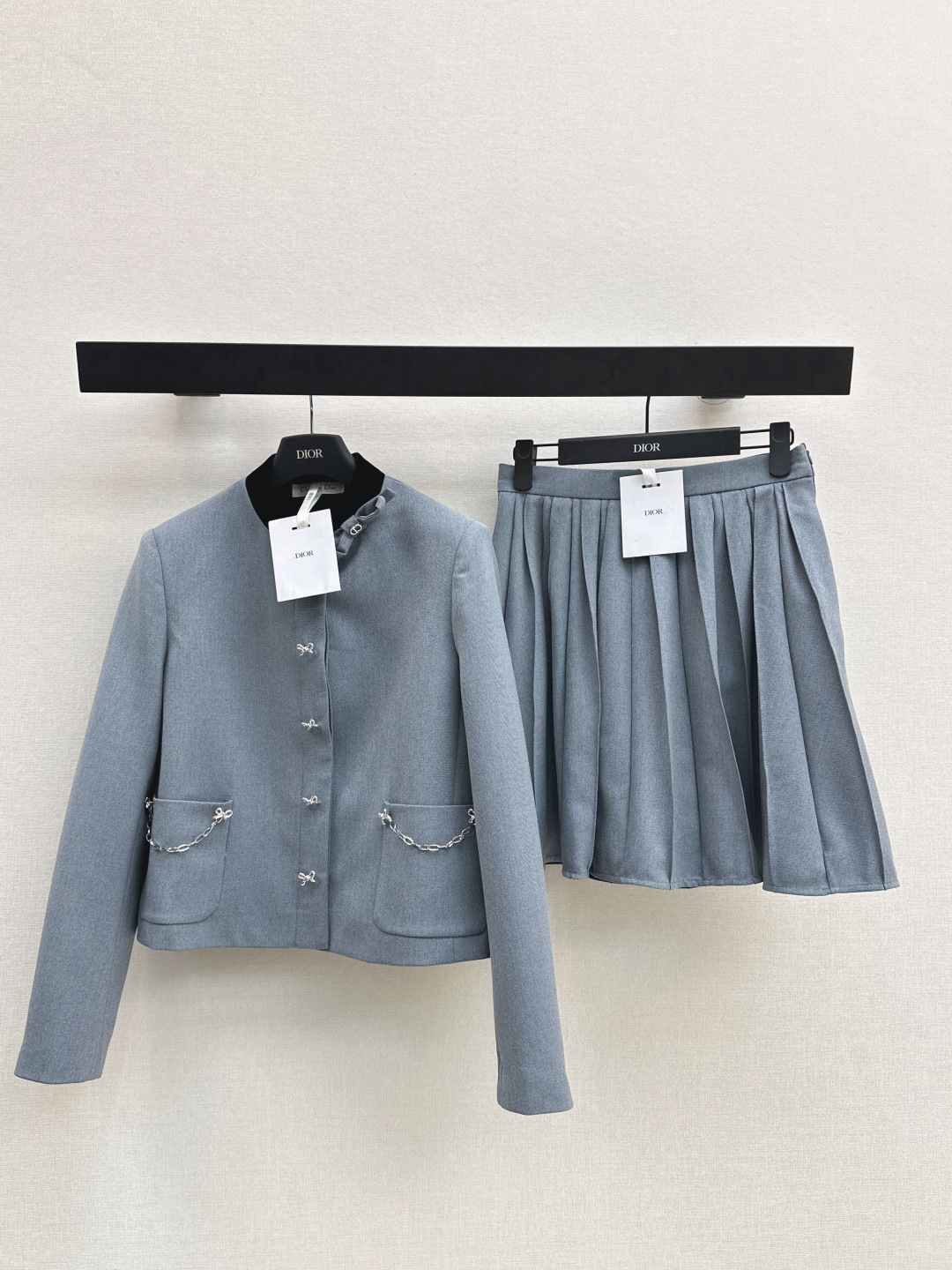 NO:696477,Zhou Ye's same style CD 26Ss - the latest elegant lady suit in early spring, contrasting color stand-up collar jacket + pleated skirt. Imported rayon material, fine texture, stylish to wear. The haze blue suit balances elegance and girliness just right. The haze blue tone is gentle and advanced. The stand-up collar design is neat and generous. The details of the bow metal chain and bow button at the pocket are exquisite. The crisp fabric creates a neat silhouette, whether it is for daily commuting or date wear.  You can easily wear the exquisite atmosphere of a French socialite. One color is developed separately. Ready for sale smlxl, skirts, jackets & coats,19860909周也同款 CD 26Ss————早春最新款优雅lady套装撞色立领外套+百褶半裙 进口人棉材质 质感细腻 穿搭有型 雾霾蓝套装把优雅与少女感平衡得恰到好处 雾霾蓝调温柔又高级 立领设计利落大方 口袋处的蝴蝶结金属链条与蝴蝶结纽扣细节尽显精致 挺括的面料塑造出利落的版型 不管是日常通勤还是约会穿搭 都能轻松穿出法式名媛的精致氛围感 一色分开发 现货发售smlxl 外,,skirts,jackets & coats,,Women's clothing