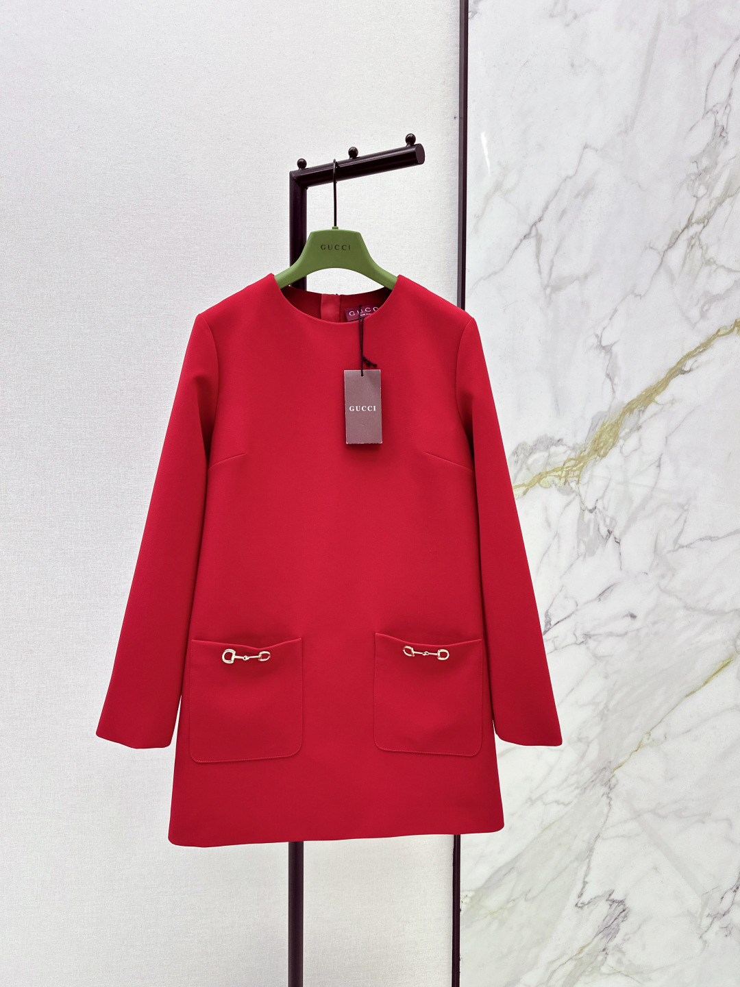 NO:696470,Gu 26Ss————The latest early spring round neck horseshoe buckle short-sleeved dress is made of imported acetic acid material. The ready-to-wear is glossy and has a high quality. The bright red color brings a festive atmosphere. The simple round neck straight version is super friendly to all body shapes. The horsebit hardware details on the pocket are a classic logo. It is low-key and shows the texture. The soft and waxy fabric is skin-friendly and stylish. Whether it is a New Year party or a daily outing, you can easily become the center of attention when wearing it.  One color ready for sale smlxl,,skirts,T-shirt,19860909Gu 26Ss————早春最新款圆领马蹄扣短袖连衣裙进口醋酸材质 成衣光泽 质感品相上乘 明艳的正红色调自带节日氛围感 简约的圆领直筒版型对各种身材都超友好 口袋处的马衔扣五金细节是经典标识 低调又彰显质感 软糯的面料亲肤又有型 不管是新年聚会还是日常出街 穿上它都能轻松成为焦点 一色现货发售smlxl,,skirts,T-shirt,,Women's clothing