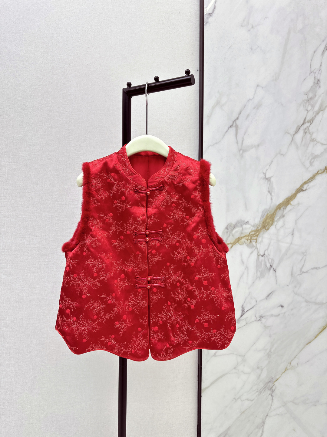 NO:696466,Fashionable design 26Ss————The latest jacquard Chinese-style vest in early spring is a clever fusion of Chinese style and luxurious materials. It is made of life fragrant cloud gauze fabric, showing a rich retro charm and high-end texture. The collar and cuffs are decorated with environmentally friendly mink fur, which is soft and fluffy. It not only improves warmth but also adds a luxurious atmosphere. The Chinese plate buckle design at the placket is retro and exquisite. It is the finishing touch of traditional craftsmanship and injects a sense of retro luxury into daily looks.  It is a high-quality choice to show your taste and style in autumn and winter. Two colors are available in stock smlxl,,19860909时髦设计 26Ss————早春最新款提花国风马甲中式风格与奢华材质的巧妙融合 采用人生香云纱面料 呈现出浓郁的复古韵味与高级质感 领口和袖口饰有环保水貂毛 柔软蓬松 不仅提升了保暖性 更添华贵气息 门襟处的中式盘扣设计 复古精致 是传统工艺的点睛之笔 为日常造型注入复古奢华感 是秋冬季节彰显品味与格调的优质选择 两色现货发售smlxl,,,Women's clothing