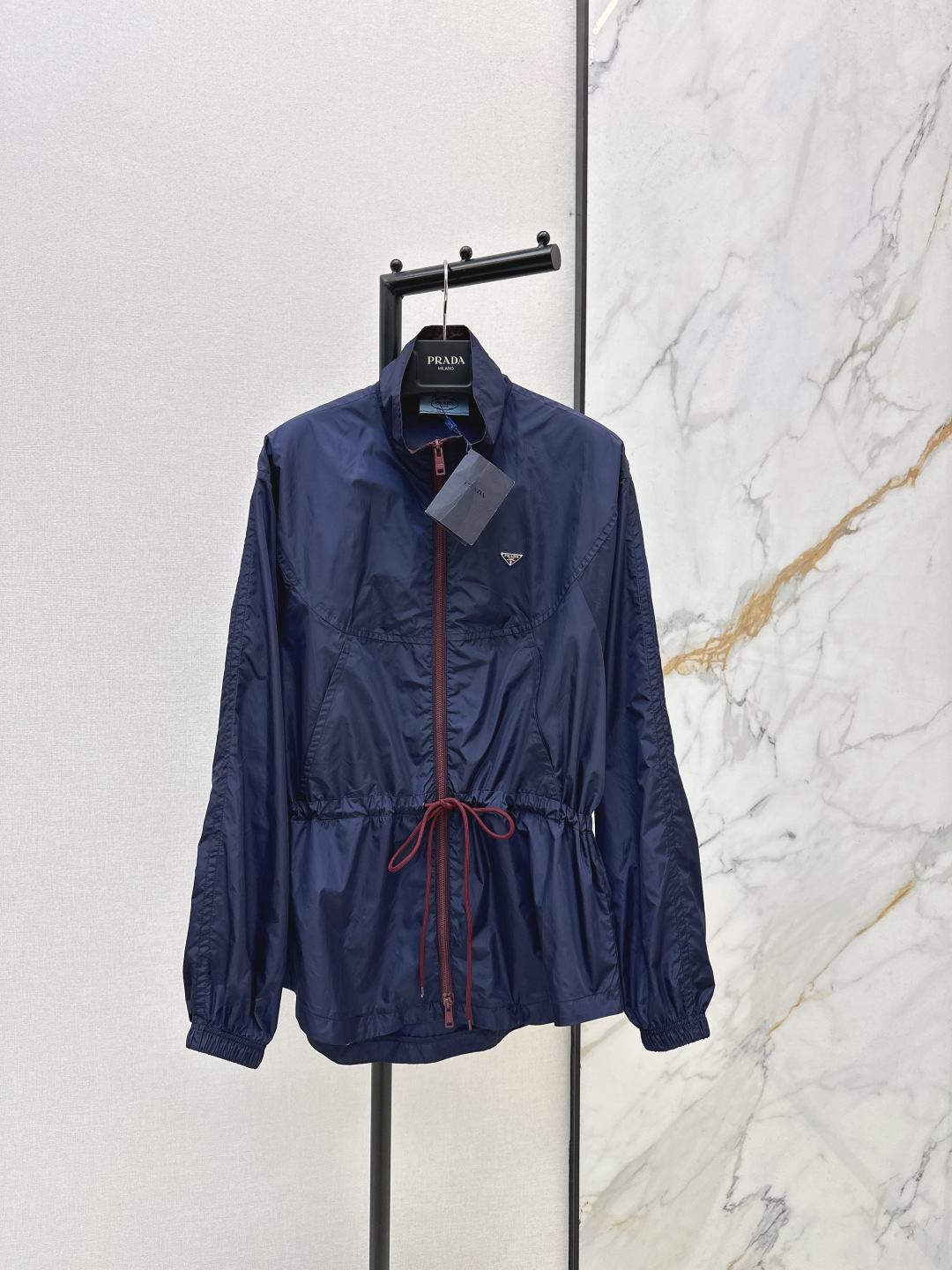 NO:696457,PD 26Ss————The latest stand-collar drawstring windbreaker in early spring. Imported recycled nylon fabric with light and breathable texture. The stand-up collar zipper drawstring design makes the upper body slim and stylish. It is handsome and casual without losing the girlish look. The counter has molded triangle logo hardware accessories. Two colors are available for sale sml,,19860909PD 26Ss————早春最新款立领抽绳风衣进口再生尼龙面料质感轻盈透气 立领拉链抽绳设计版型上身显瘦又拉风 帅气随性又不失少女感 专柜开模三角标logo五金配件 两色现货发售sml,,,Women's clothing