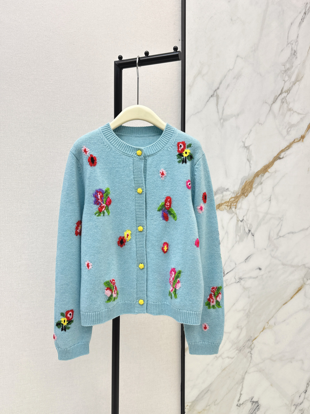 NO:696452,ER 26Ss————The latest heavy craftsmanship intarsia cashmere cardigan small jacket in early spring. Beautiful dopamine tone. Bright and gorgeous rose pattern that revives everything. Presents a joyful and energetic atmosphere. Customized flower yarn imported 70 wool 30 cashmere yarn. German woven super delicate and soft feel. Customized yellow velvet flower button. Classic round neck version is not attractive. The upper body is slim and versatile. Two colors are available for sale sml,, jackets & coats,19860909ER 26Ss————早春最新款重工艺嵌花羊绒开衫小外套靓丽的多巴胺色调 万物复苏明媚艳丽的玫瑰花图案 呈现欢乐充满活力的氛围感 定制花纱进口70羊毛30羊绒纱线 徳国机织超级细腻柔软的手感 定制黄色丝绒花朵扣 经典圆领版型不挑人 上身显瘦又百搭 两色现货发售sml,,jackets & coats,,Women's clothing