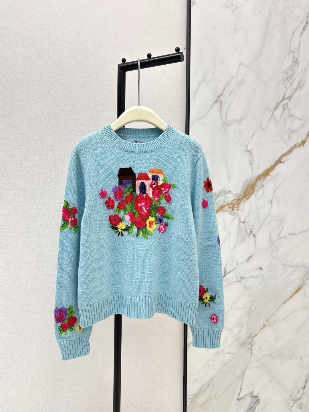 NO:696449,ER 26Ss————The latest heavy-crafted intarsia cashmere sweater in early spring. Beautiful dopamine tones. The bright and gorgeous rose pattern revives everything. It presents a joyful and energetic atmosphere. Customized floral yarn imported 70 wool 30 cashmere yarn. German woven super delicate and soft feel. The classic round neck version is slim and versatile. Two colors are available for sale sml,,sweaters,19860909ER 26Ss————早春最新款重工艺嵌花羊绒毛衣靓丽的多巴胺色调 万物复苏明媚艳丽的玫瑰花图案 呈现欢乐充满活力的氛围感 定制花纱进口70羊毛30羊绒纱线 徳国机织超级细腻柔软的手感 经典圆领版型不挑人上身显瘦又百搭 两色现货发售sml,,sweaters,,Women's clothing