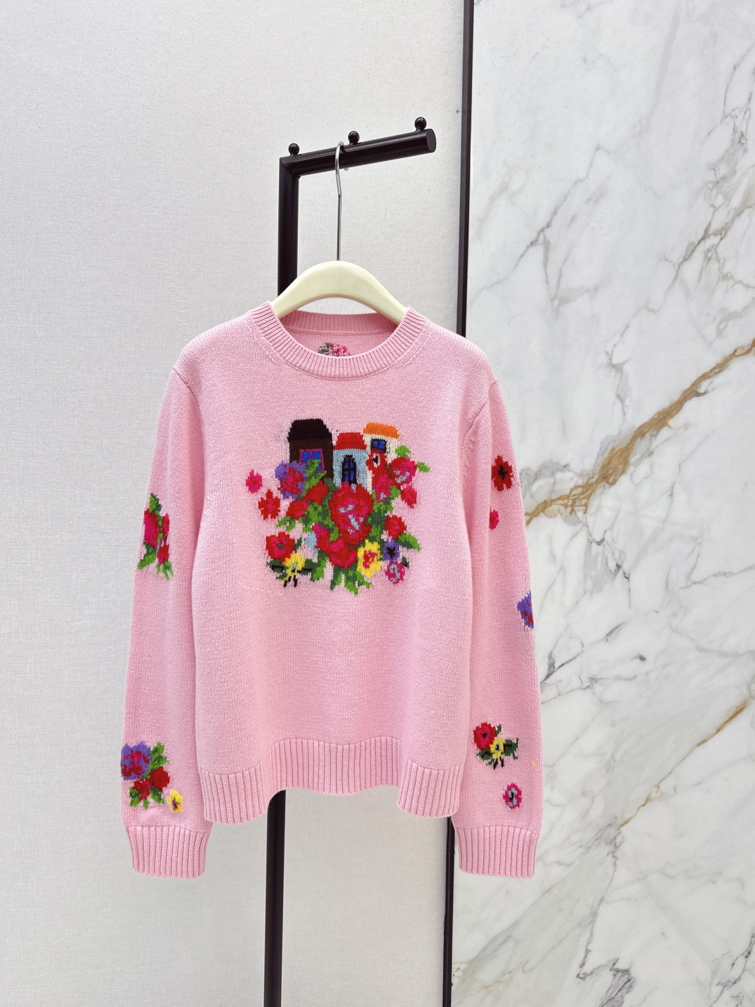 NO:696444,ER 26Ss————The latest heavy-crafted intarsia cashmere sweater in early spring. Beautiful dopamine tones. The bright and gorgeous rose pattern revives everything. It presents a joyful and energetic atmosphere. Customized floral yarn imported 70 wool 30 cashmere yarn. German woven super delicate and soft feel. The classic round neck version is slim and versatile. Two colors are available for sale smL,,sweaters,19860909ER 26Ss————早春最新款重工艺嵌花羊绒毛衣靓丽的多巴胺色调 万物复苏明媚艳丽的玫瑰花图案 呈现欢乐充满活力的氛围感 定制花纱进口70羊毛30羊绒纱线 徳国机织超级细腻柔软的手感 经典圆领版型不挑人上身显瘦又百搭 两色现货发售smL,,sweaters,,Women's clothing