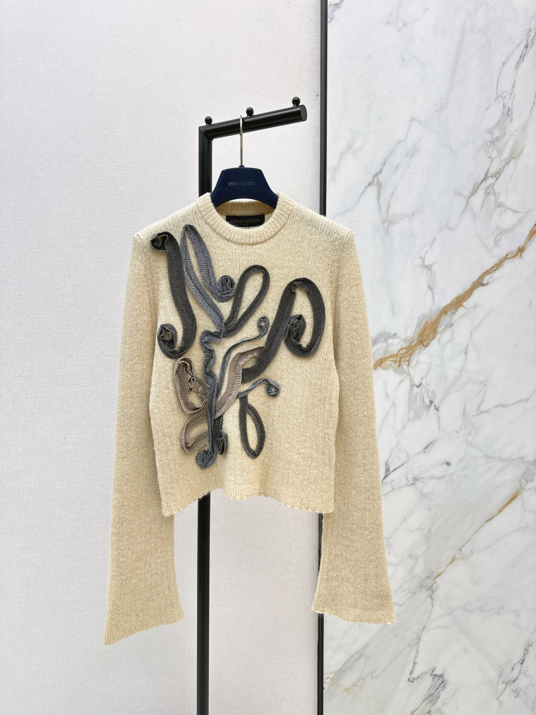 NO:696437,Same style as Zhou Dongyu, L Family 26Ss——Early spring’s latest high-end oatmeal-colored shiny ribbon mohair sweater. Exclusive custom-dyed wool. Heavy plate flower craftsmanship. Very heavy hand feel, fluffy and soft. Small short version. One color ready for sale aml,, louis vuitton, sweaters,19860909周冬雨同款 L家 26Ss————早春最新款高级燕麦色闪亮丝带马海毛毛衣 独家定染毛料 重磅盘花工艺 非常重手感蓬松柔软 小短款版型 一色现货发售aml,,louis vuitton,sweaters,,Women's clothing