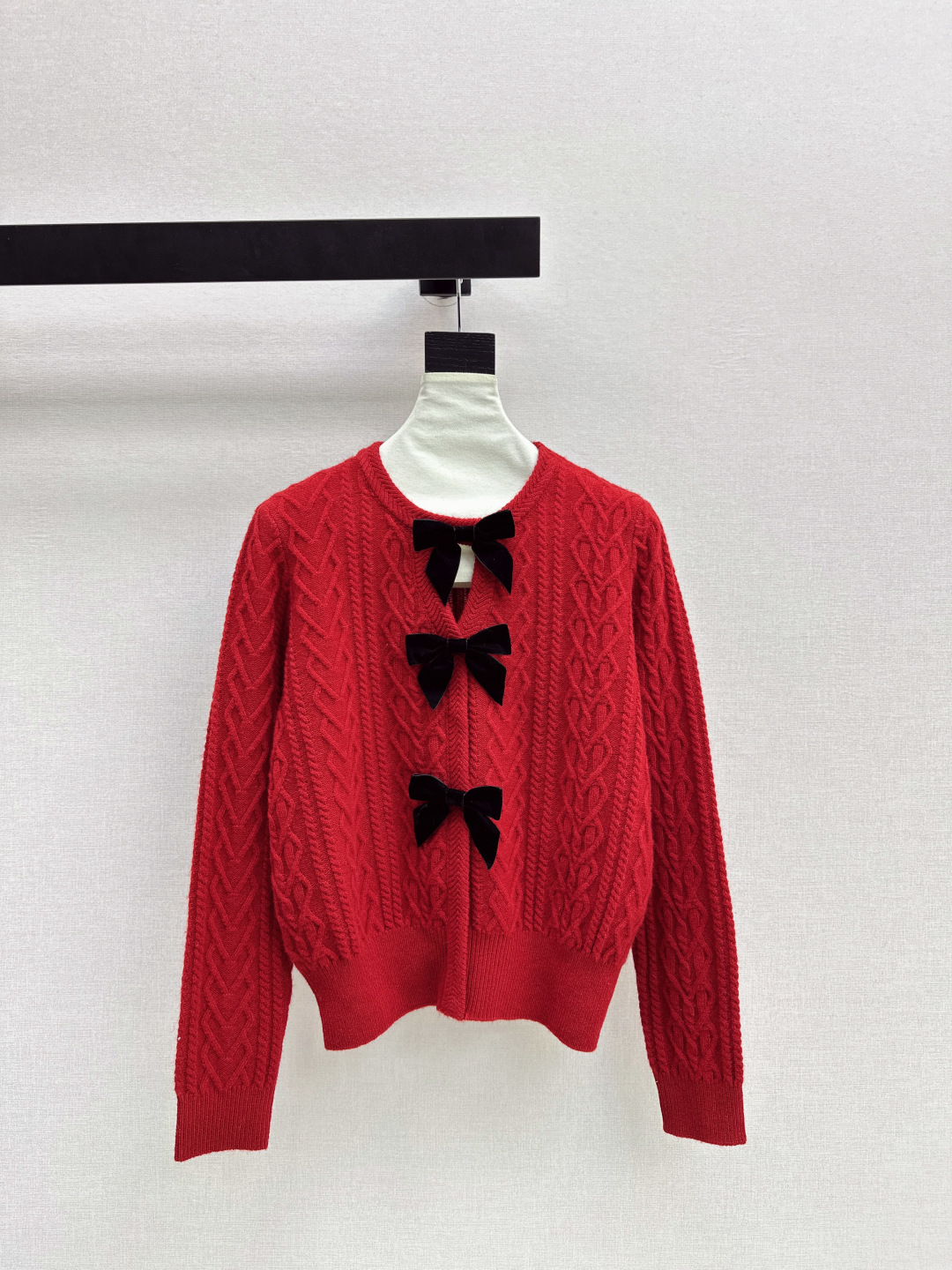 NO:696434,New Year Red Miu 26Ss————The latest early spring velvet bow-decorated round-neck sweater. A must-have for the holidays. It’s so fashionable and festive. It’s OK even for daily wear. It makes the skin white and looks younger and reduces age. Classic bow decoration. Wool yarn. Extra points for warmth. One color ready for sale. sml,,miumiu,sweaters,19860909新春红 Miu 26Ss————早春最新款丝绒蝴蝶结装饰圆领毛衣 过节必备款 太洋气和喜庆了 就算是日常穿也OK 很显肤色白 显年轻又减龄 经典蝴蝶结装饰 羊毛纱线 保暖加分 一色现货发售sml,,miumiu,sweaters,,Women's clothing