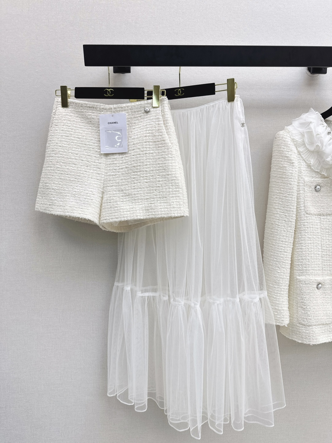 NO:696429,Exclusive first release of C Home 25Ss - the latest two-piece set of small fragrant woven shorts + mesh long skirt in autumn and winter. The beautiful high-grade sequined woven fabric is super beautiful in real life. The three-dimensional texture is full of exquisiteness. The upper body has a noble temperament. The customized 3D three-dimensional tailoring version is very slim. It is practical and good-looking. French socialite style is elegant and high-end. A must-have for rich families. It also looks good when paired separately.  One color spot sale sml,,chanel,skirts,shorts,19860909独家首发 C家 25Ss———秋冬最新款小香风编织短裤+网纱长裙两件套 绝美高级亮片编织面料实物超美 立体肌理感精致感满满 上身自带一种高贵气质 定制3D立体剪裁版型巨显瘦 实穿度高颜值也更高 法式名媛风优雅又高级 富家千金必备 分开来搭配也好看 一色现货发售sml,,chanel,skirts,shorts,,Women's clothing