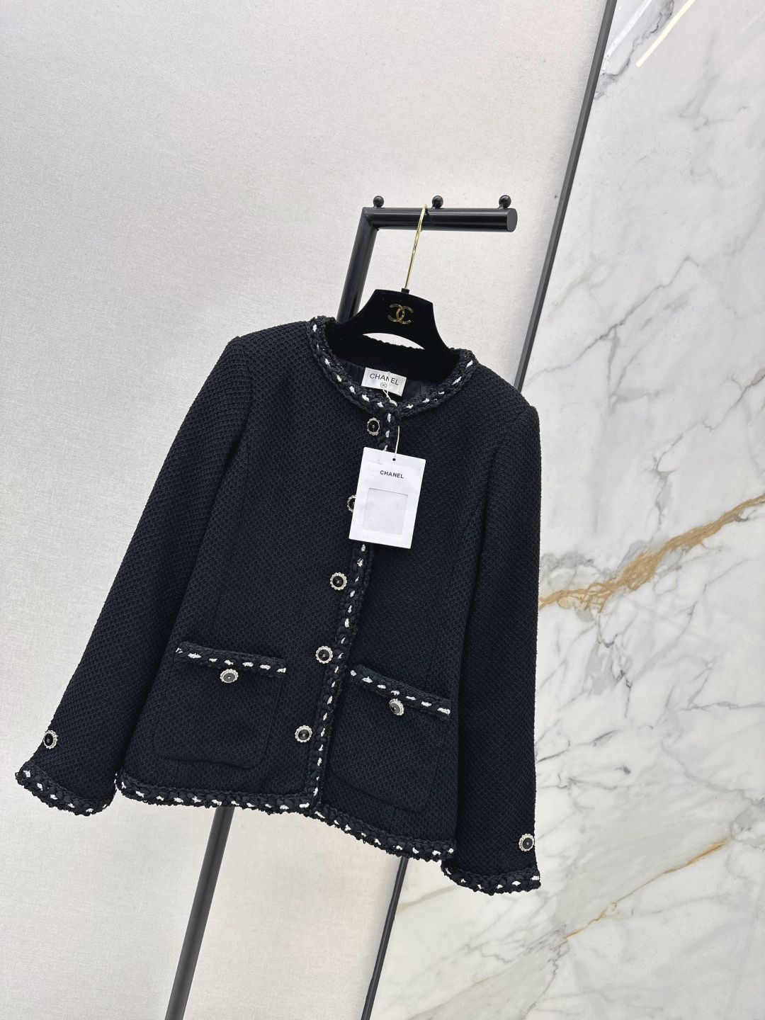 NO:696421,C Home 26Ss——Early spring’s latest high-end handmade workshop series piping two-pocket single-breasted tweed jacket is made of iconic tweed fabric. The texture of the fabric is full of retro luxury atmosphere. Classic round neck design with exquisite piping decoration. Single row of metal buttons and double pocket details echo each other. The exquisite craftsmanship of the handmade workshop is integrated into every detail. The loose version does not restrict the body shape. Both black and white colors are versatile and classic. Easily switch between elegant ladies and casual casual styles.  It is a collection-level item in the wardrobe that combines texture and practicality. Two colors are available in stock. sml, chanel, jackets & coats,19860909C家 26Ss————早春最新款高级手工坊系列滚边两口袋单排扣粗花呢外套标志性的粗花呢面料打造 肌理感十足的织物质感 自带复古奢华氛围 经典圆领设计搭配精致滚边装饰 单排金属纽扣与双口袋细节相互呼应 将手工坊的精湛工艺融入每一处细节 宽松的版型不挑身形 黑白双色皆为百搭经典 轻松切换优雅名媛与随性休闲风格 是衣橱中兼具质感与实穿性的典藏级单品 两色现货发售sml,,chanel,jackets & coats,,Women's clothing