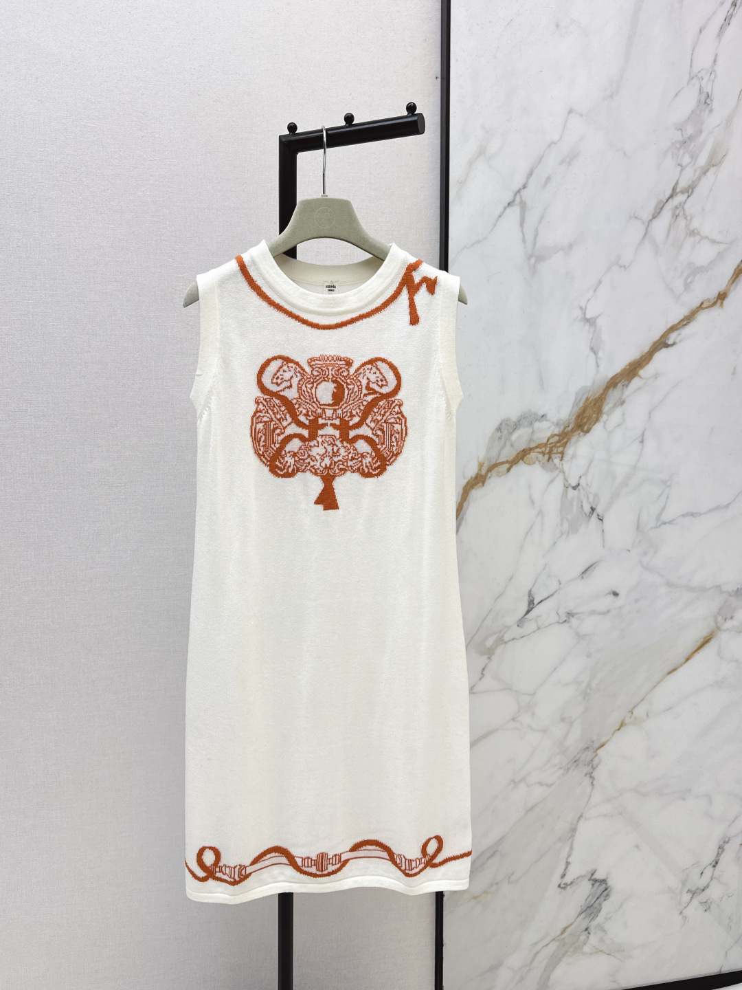 NO:697223,Her 26Ss————The latest and newest jacquard pattern sleeveless dress for early spring is made of high-quality fabrics. It is simple and elegant. Contrast embroidery embellishes the neckline. The skirt and chest are exquisite and artistic. The abstract embroidery pattern on the chest is super recognizable. It is elegant and modern. It can be easily worn in daily or formal occasions. It is tailored to fit the body. Comfortable and elegant, low-key luxury. Full details. Two colors are available for sale sml,,skirts,19860909Her 26Ss————早春最新款最新款提花图案无袖连衣裙采用高品质面料 简约大方 撞色刺绣点缀领口 裙摆和胸前精致又有艺术感 胸前抽象刺绣图案超有辨识度 优雅又现代 日常或正式场合都能轻松驾驭 剪裁贴合身形 舒适又显气质低调奢华 细节满分 两色现货发售sml,,skirts,,Women's clothing