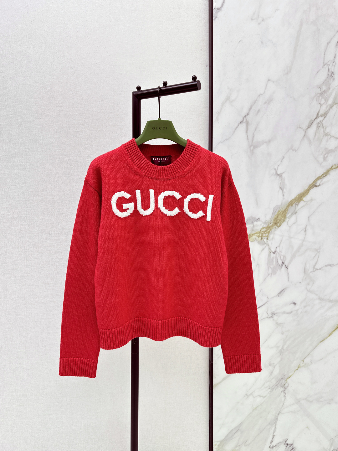 NO:697215,Gu 26Ss————The latest early spring contrasting letter round neck sweater with classic letter woven pattern. Super lively and cute. The red tone is warm and festive. A must-have for festivals. The round neck version is matched with cute patterns. It adds a sense of playfulness and sophistication. One color ready for sale sml,,sweaters,19860909Gu 26Ss————早春最新款撞色字母圆领毛衣经典字母提织图案 超活泼可爱 正红色调热烈喜庆 节日穿搭必备 圆领版型搭配可爱图案 增添了俏皮与精致感 一色现货发售sml,,sweaters,,Women's clothing