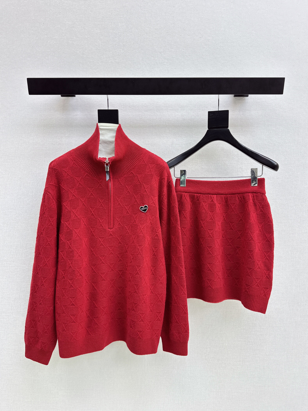 NO:697210,Miu 26Ss————The latest high-luxury jacquard knitted suit for early spring. Loose round-neck sweater + hip-hugging skirt. The complete set looks gentle and beautiful. The customized wool knitted fabric has its own elasticity, comfortable and easy to wear. It is suitable for most girls. It can easily hide the body and look slim. The whole design is simple and elegant. It is a must-have set for lazy people. It will look good no matter how you wear it. Three colors are on sale now sml,, miumiu, skirts, sweaters,19860909Miu 26Ss————早春最新款高奢提花针织套装 宽松圆领毛衣+包臀半裙 成套搭配起来温柔美丽动人 定制羊毛针织面料自带弹力舒适又好穿 适合大部份的妹子 轻松藏肉显瘦 整个设计简约大气又耐看 懒人必备一套怎么搭都好看 三色现货发售sml,,miumiu,skirts,sweaters,,Women's clothing