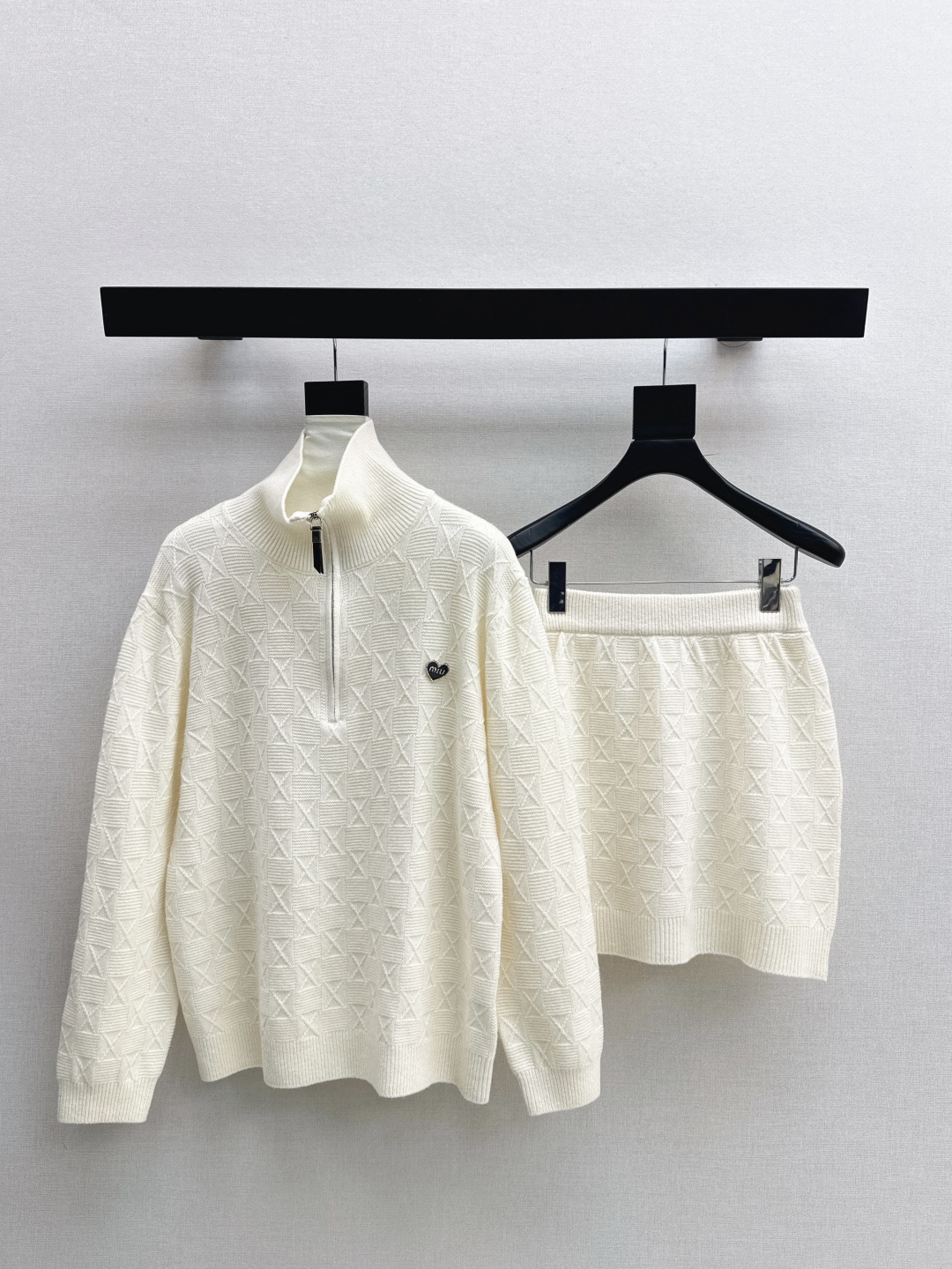 NO:697207,Miu 26Ss————The latest high-luxury jacquard knitted suit for early spring. Loose round-neck sweater + hip-hugging skirt. The complete set looks gentle and beautiful. The customized wool knitted fabric has its own elasticity, comfortable and easy to wear. It is suitable for most girls. It can easily hide the body and look slim. The whole design is simple and elegant. It is a must-have set for lazy people. It will look good no matter how you wear it. Three colors are on sale now sml,, miumiu, skirts, sweaters,19860909Miu 26Ss————早春最新款高奢提花针织套装 宽松圆领毛衣+包臀半裙 成套搭配起来温柔美丽动人 定制羊毛针织面料自带弹力舒适又好穿 适合大部份的妹子 轻松藏肉显瘦 整个设计简约大气又耐看 懒人必备一套怎么搭都好看 三色现货发售sml,,miumiu,skirts,sweaters,,Women's clothing