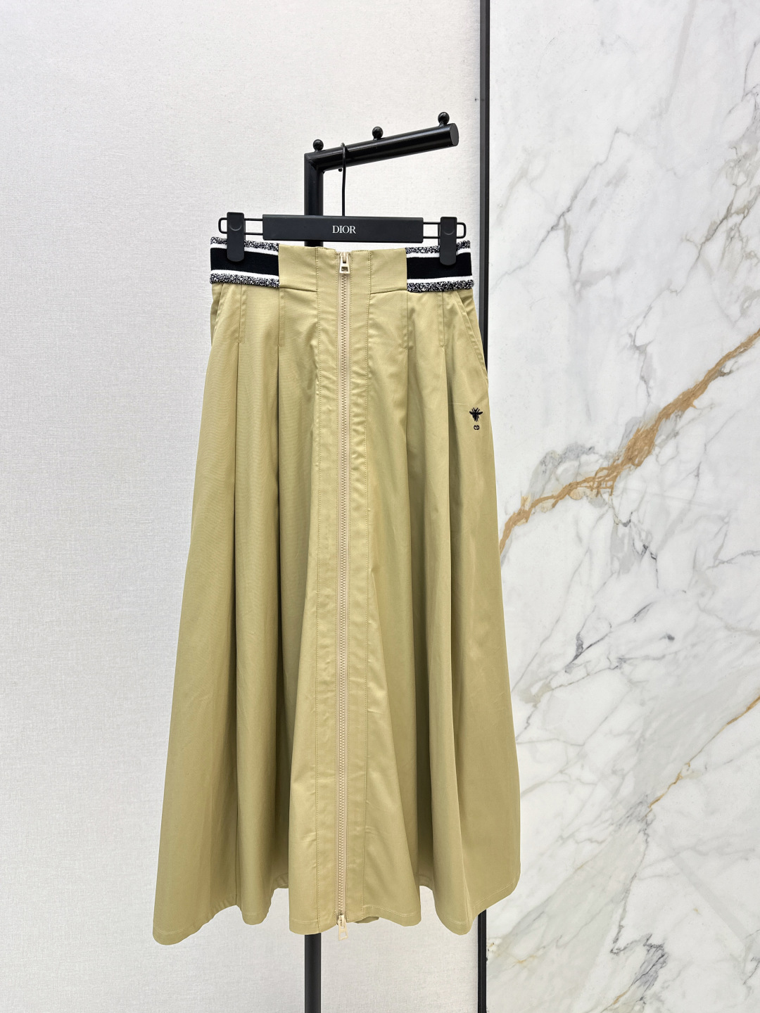 NO:697641,CD 26Ss————Early spring’s latest webbing workwear umbrella skirt is made of twill cotton material. The texture is shiny, breathable and comfortable. High-waisted zippered umbrella skirt. This high-waisted skirt is also very stylish for commuting. The khaki color is gentle and retro. The black is simple and atmospheric. The high-waisted tailoring can easily raise the waistline. The hem pattern is fully tolerant to the body. The webbing details at the waist and the side embroidery are low-key to highlight the texture. Two colors are available for sale sml,,skirts,19860909CD 26Ss————早春最新款织带工装伞状半裙斜纹全棉材质 质感光泽透气舒适 高腰拉链伞状半裙裁剪 这款高腰半身裙也太戳通勤审美了 卡其色温柔复古 黑色简约大气 高腰剪裁轻松拉高腰线 伞摆的版型对身材包容度满分 腰部的织带细节与侧边刺绣低调彰显质感 两色现货发售sml,,skirts,,Women's clothing