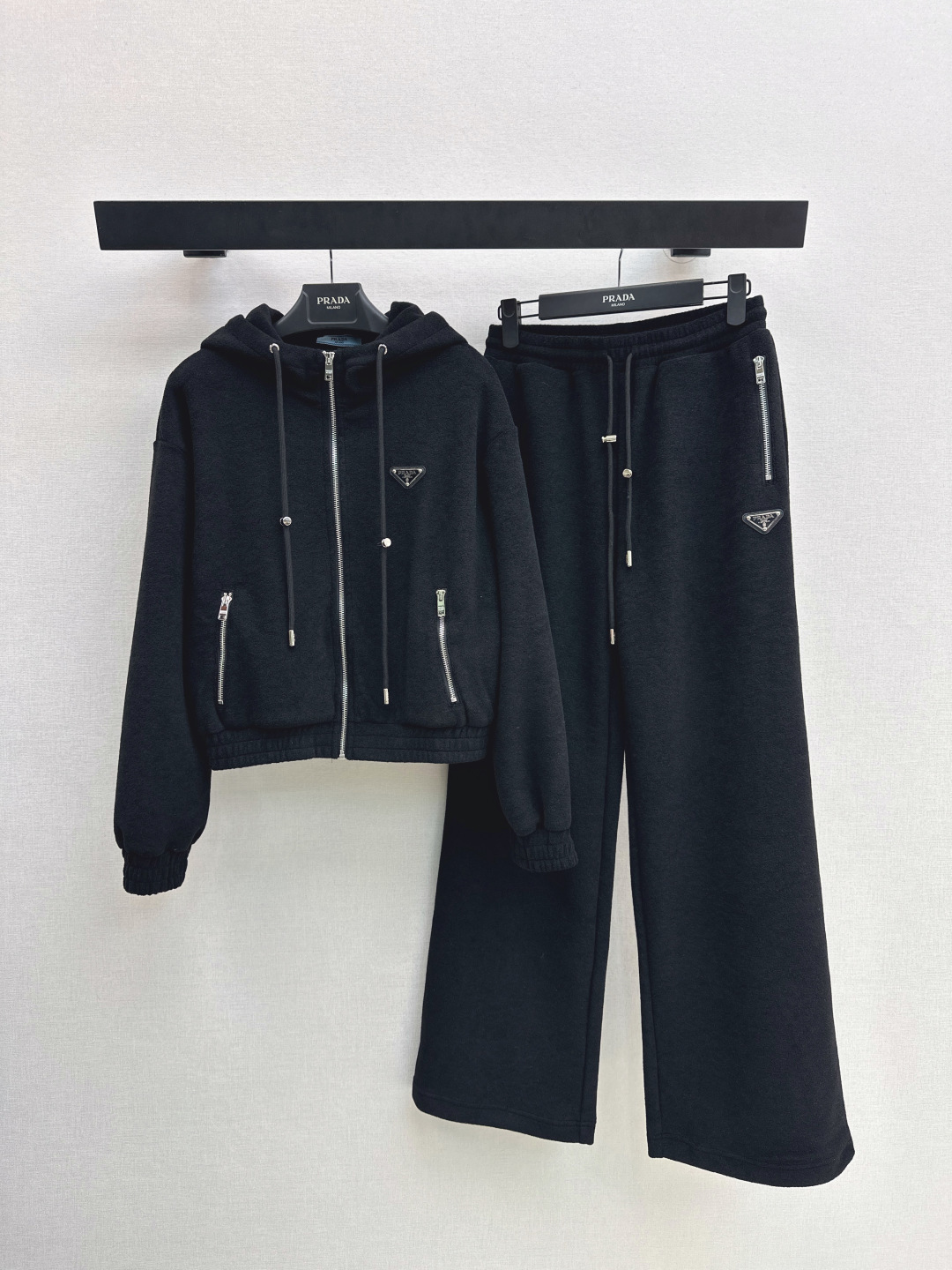 NO:697639,PD 26Ss————The latest autumn and winter casual suit with triangle logo decoration, hooded zipper jacket + drawstring wide-leg trousers. Online plush fabric with high texture and full warmth performance. Customized hardware. The jackets and pants are all decorated with logo embroidery. The simple lines and outlines are very sporty. A must-have for lazy people. Get a sweet, cool and rebellious girly feel in seconds. It can be used for both daily leisure and commuting. Specially customized fabrics and trousers directly complete the casual sports atmosphere.  One color ready for sale sml,,jackets & coats,hats,19860909PD 26Ss————秋冬最新款三角标装饰休闲套装连帽拉链外套+抽绳阔腿长裤 手感质感的在线的毛绒面料 保暖性能满满 定制五金 外套裤子均以logo刺绣装饰 简约的线条轮廓很有运动感 懒人必备 起来秒get甜酷叛逆的少女感 不管是日常休闲还是通勤都能兼具 特殊定制面料 裤子直接把休闲运动氛围拉满一套出 一色现货发售sml,,jackets & coats,hats,,Women's clothing