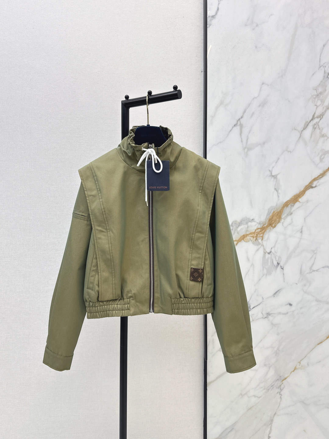 NO:697629,L Family 26Ss————The latest short shoulder-padded lapel jacket in early spring is made of imported windbreaker material. It has the characteristics of slightly stretchable and comfortable, windproof and upright. Short lapel zippered jacket style. Micro-flying sleeve design. Rich layers to create a deconstructed style. The retro military green tone brings a casual atmosphere. The fake two-piece shawl design is full of layers. The drawstring neckline with metal zipper is neat and handsome. The embossed logo on the side shows the texture in a low-key way.  The short waisted version can also optimize body proportions. One color ready for sale sml,, louis vuitton, jackets & coats, jackets & coats, shawls,19860909L家 26Ss————早春最新款短款垫肩翻领夹克外套进口风衣材质 其特性微弹舒适 防风立挺 短款翻领拉链开襟外套版型 微飞袖设计 层次丰富打造解构风格 复古军绿调自带随性氛围 假两件披肩设计层次感十足 抽绳领口搭配金属拉链利落又帅气 侧边的压纹logo小标低调彰显质感 短款收腰版型还能优化身材比例 一色现货发售sml,,louis vuitton,jackets & coats,jackets & coats,shawls,,Women's clothing