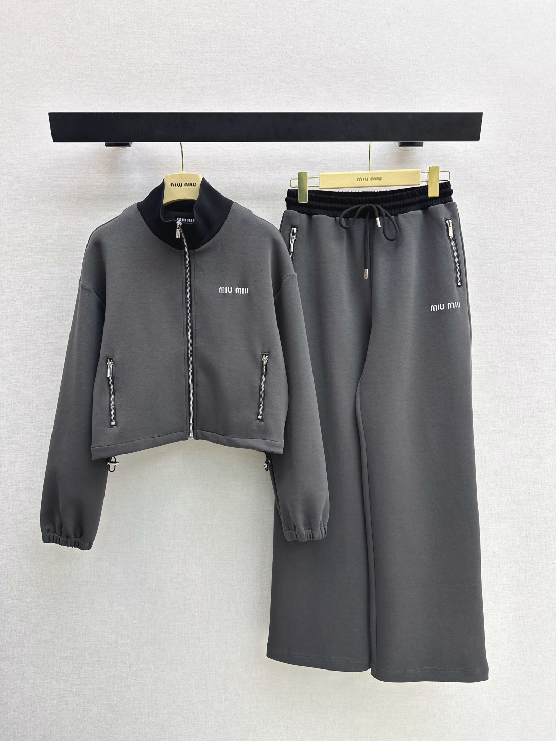 NO:697620,Miu 26Ss————The latest casual and fashionable suit for early spring, a color-blocked casual jacket + elastic waist trousers. Made of twill air cotton, with a high-end texture and good looks. The casual suit has a sweet and cool style welded to the body. The neat tailoring outlines a casual style. The small logo embroidery is low-key and highlights the brand texture. The soft and waxy fabric is skin-friendly and comfortable. You don’t have to worry about matching when wearing one set. It’s easy to create a lazy and refined style. One set.  One color ready for sale sml,,miumiu,jackets & coats,jackets & coats,19860909Miu 26Ss————早春最新款休闲时髦套装拼色休闲夹克外套+松紧腰长裤 斜纹空气棉材质,质感高级品相十足 休闲套装把甜酷风焊在身上了 利落的剪裁勾勒出随性的版型 小logo刺绣低调又彰显品牌质感 软糯的面料亲肤又舒适 一套穿出门不用费心搭配 轻松拿捏慵懒又精致的风格 一套出 一色现货发售sml,,miumiu,jackets & coats,jackets & coats,,Women's clothing