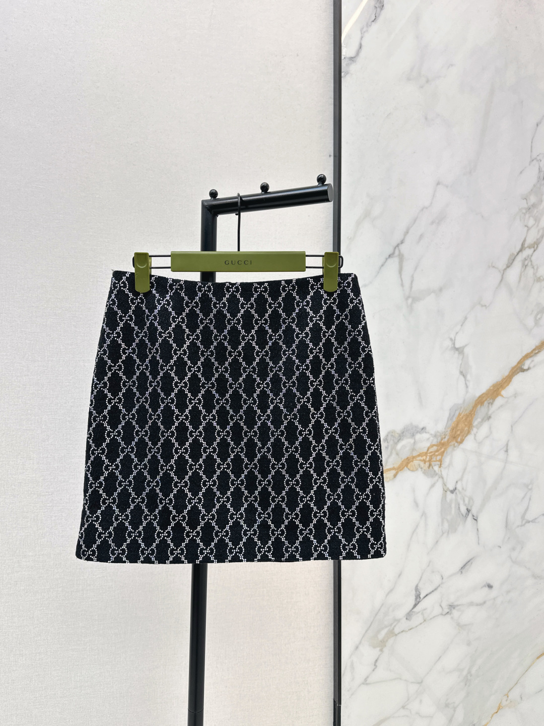 NO:697618,Gu 26Ss - the latest gg hot diamond suit in early spring, a short jacket with hot diamonds on the lapel + a skirt. The three-dimensional diamond grid distribution throughout the body. The uneven texture of double G hot diamonds is too retro. The waist-exposed design of the short jacket is neat and proportional. It is paired with a series of skirts. Double G presbyopia is spread all over the body. The color scheme of black background and white hot diamonds is low-key and advanced. A set of upper body directly creates a lazy and noble Italian atmosphere.  A perfect eye-catcher when going out on the street. Developed separately in one color. Ready for sale. SML, skirts, jackets & coats,19860909Gu 26Ss———早春最新款gg烫钻套装翻领烫钻短款外套+半裙 通体烫钻立体菱格分布 满铺双G烫钻凹凸纹理也太戳复古控了吧 短款外套的露腰设计利落又显比例 搭配系列半身裙 双G老花铺满全身 黑底白色烫钻的配色低调又高级 一套上身直接拿捏慵懒贵气的意式氛围感 妥妥的出街吸睛利器 一色分开发 现货发售sml,,skirts,jackets & coats,,Women's clothing