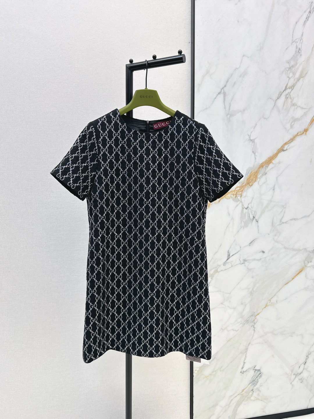 NO:697614,Gu 26Ss————The latest hot-drilled short-sleeved dress in early spring. The whole body is hot-dried with three-dimensional rhombus distribution. Round neck, short-sleeved H version, full of texture. Thin flashed hot-drilled double G is low-key and luxurious. Retro atmosphere. The double G with white hot-drilled diamonds on a black background is spread all over the body without losing recognition. The straight version is very tolerant to the figure. Wearing it makes you look like a lazy and noble Italian lady. You can easily go out with a pair of small leather shoes.  One color ready for sale sml,,skirts,T-shirt,19860909Gu 26Ss————早春最新款烫钻短袖连衣裙通体烫钻立体菱格分布 圆领短袖H版型 质感拉满 细闪烫钻双G低调又奢华 复古氛围 黑底白色烫钻的双G铺满全身不失辨识度 直筒版型对身材的包容度拉满 穿上就是慵懒又贵气的意式大小姐 随便搭双小皮鞋就能轻松出街 一色现货发售sml,,skirts,T-shirt,,Women's clothing