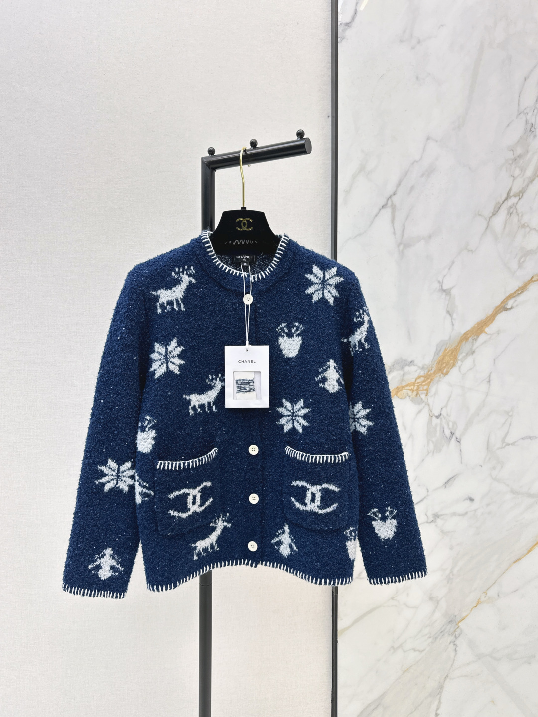 NO:697610,C Home 26Ss————The latest round neck knitted sweater cardigan in early spring has a navy blue body. The edges are decorated with white hand-stitching. The sharp color contrast outlines the exquisite fragrance outline. The stitching technology of the cuff hem and placket is unified. The sense of detail is full. The three-dimensional double C embroidery pattern on the chest has a heavy texture. It is full of French elegance. One color ready for sale sml,,chanel,sweaters,19860909C家 26Ss————早春最新款圆领针织毛衣开衫藏青色衣身 边缘搭配白色手工缝线装饰 鲜明的色彩对比 勾勒出精致的香风轮廓 袖口下摆与门襟的缝线工艺统一 细节感拉满 胸前立体的双C刺绣图案 质感厚重 满满小香法式优雅气质 一色现货发售sml,,chanel,sweaters,,Women's clothing