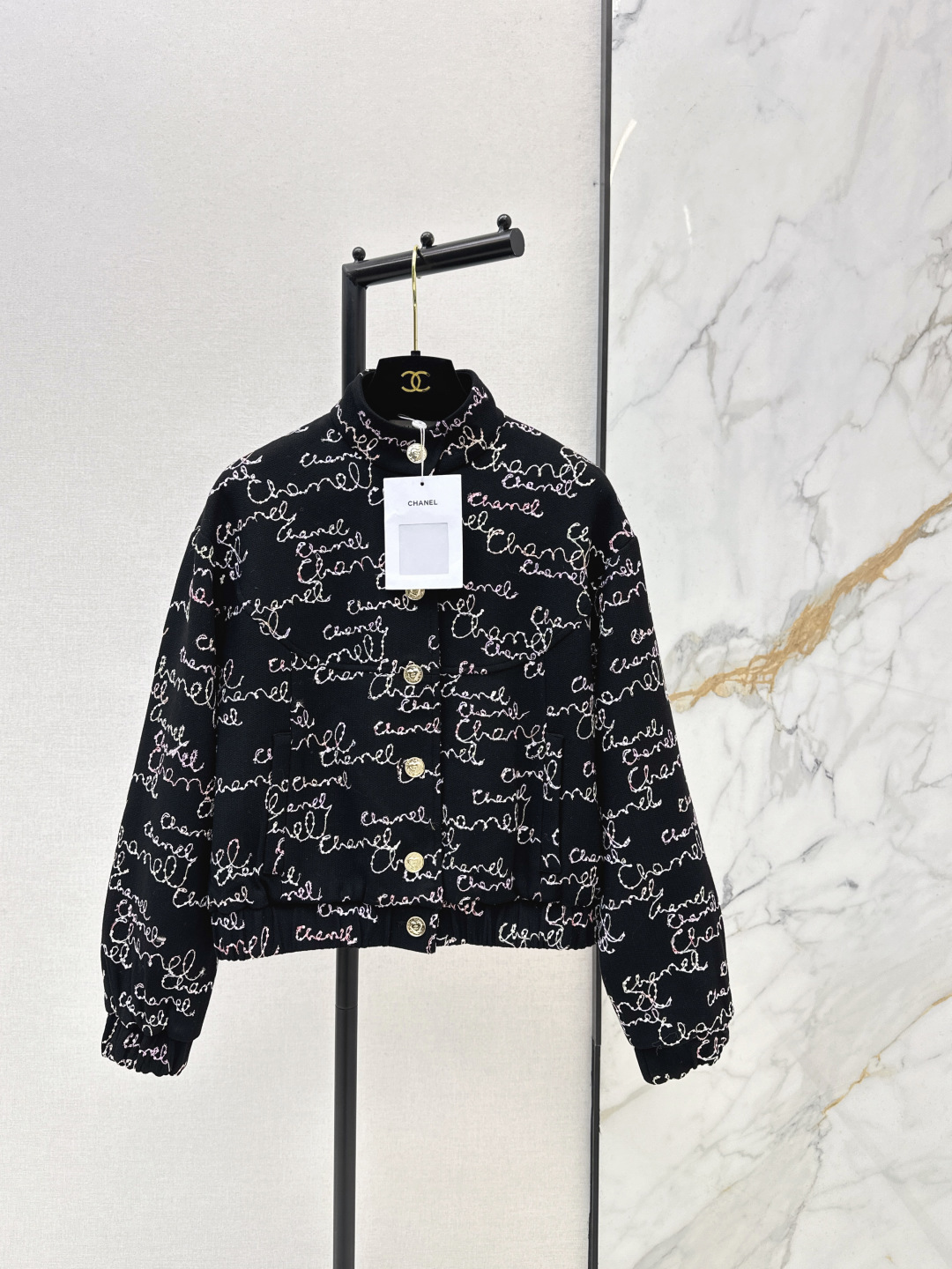 NO:697608,C Home 26Ss————The latest coco girl fashion essential jacket in early spring. Small stand-up collar, short version, versatile and not picky. Classic elastic hem. Casual, handsome and advanced cuffs. Customized fabric developed with colorful graffiti letter sequin embroidery technology and exquisite texture. Bai Fumei must-have item. Retro, modern, fashionable and advanced tone. One color ready for sale sml,,chanel,jackets & coats,jackets & coats,19860909C家 26Ss————早春最新款coco女孩时髦精必备夹克外套 小立领短款版型百搭不挑人 经典松紧下摆 袖口设休闲帅气高级 彩色涂鸦字母珠片刺绣工艺开发定制面料质感细腻 白富美必入单品 复古摩登时髦又高级的调调 一色现货发售sml,,chanel,jackets & coats,jackets & coats,,Women's clothing