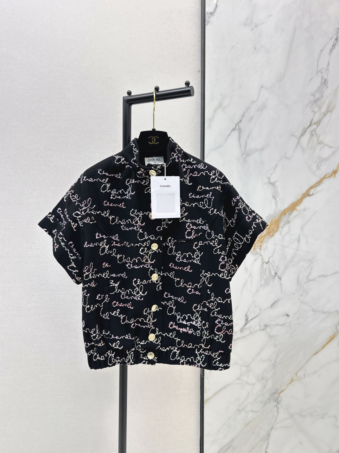 NO:697606,C Home 26Ss————The latest coco girl fashionable must-have vest jacket in early spring with small stand-up collar. Loose silhouette tailoring. Versatile and not picky. Rolled cap sleeves. Elastic hem design. Casual, handsome and advanced. Colorful graffiti letters and sequin embroidery technology. Customized fabrics with fine texture. Bai Fumei must-have items. Retro, modern, fashionable and high-end tone. One color ready for sale sml,,chanel,jackets & coats,19860909C家 26Ss————早春最新款coco女孩时髦精必备马甲外套小立领 宽松廓形剪裁 版型百搭不挑人 卷边盖袖 松紧下摆设计休闲帅气高级 彩色涂鸦字母珠片刺绣工艺开发定制面料质感细腻 白富美必入单品 复古摩登时髦又高级的调调 一色现货发售sml,,chanel,jackets & coats,,Women's clothing