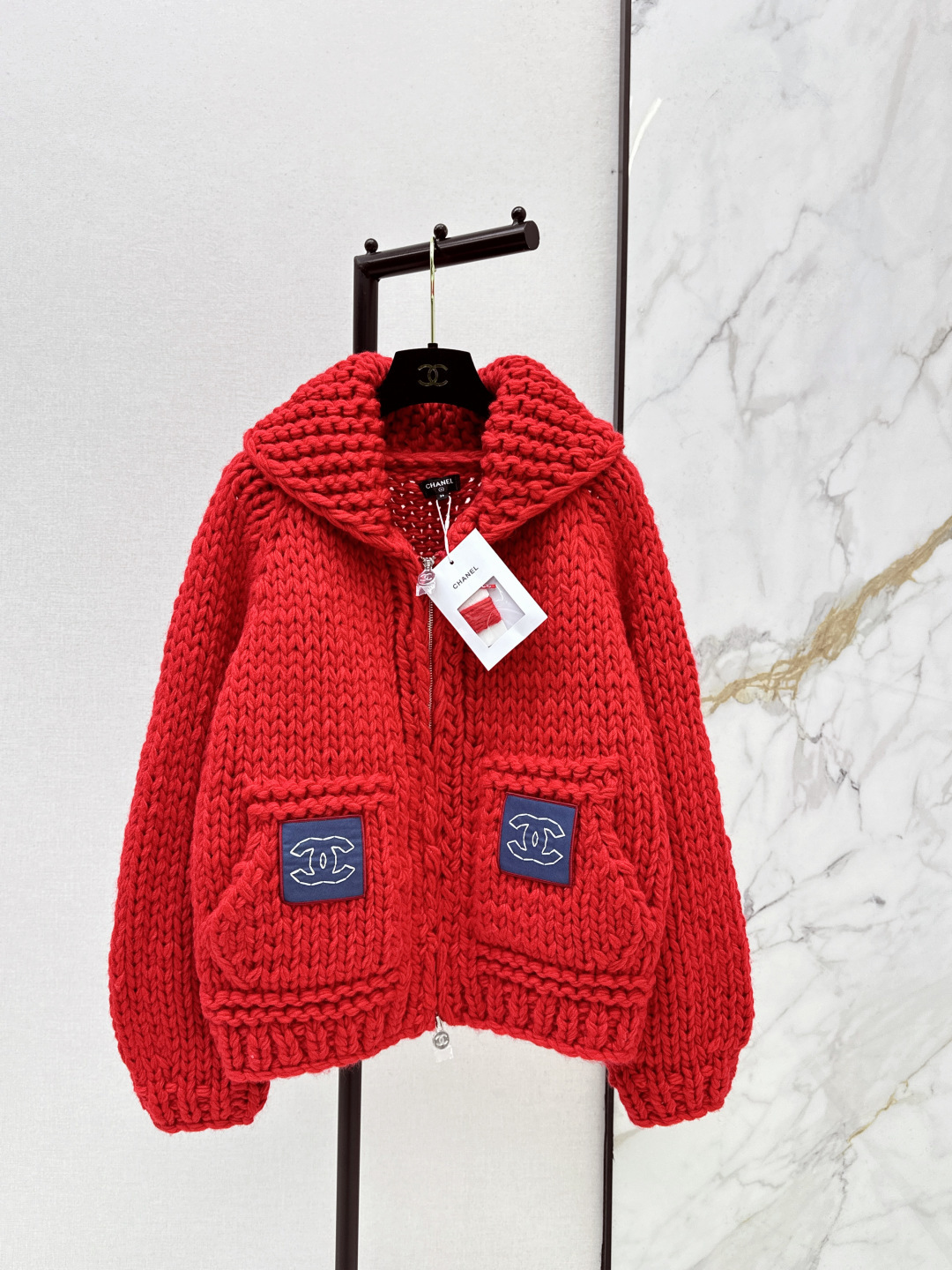 NO:697604,The exclusive first release of C Family 26Ss————the latest high-end Coco girly cardigan jacket in early spring is a fairy white and beautiful artifact!  The custom-woven special gauze ribbon is beautiful in real life. It instantly enhances the gentle atmosphere. The temperament H-shaped upper body makes the body slimmer. The gentle and elegant girly style is not attractive. The same color is available for sale in sml, chanel, jackets & coats,19860909独家首发 C家 26Ss————早春最新款高定Coco少女气质开衫外套仙女白富美神器！定制编织特种纱织带实物绝美 瞬间提升温柔氛围感 气质H版型上身巨显瘦 温柔优雅少女风气质不挑人 一色现货发售sml,,chanel,jackets & coats,,Women's clothing