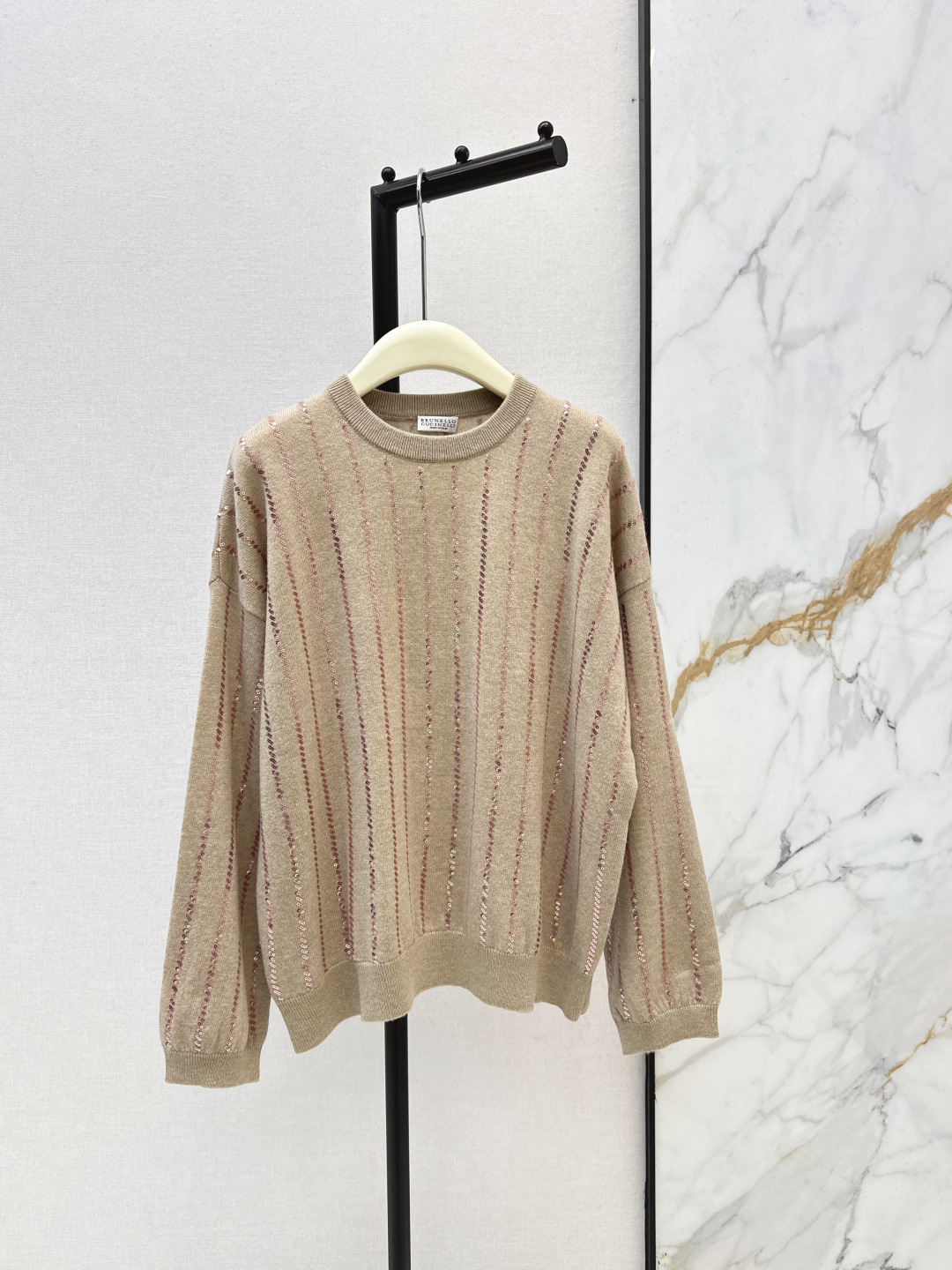 NO:697603,Old money style outfit Bc 26Ss————The latest Italian aesthetic color striped sequined off-shoulder cashmere top in early spring with heavy workmanship of front and rear positioning embroidery sequins Imported lightweight cashmere yarn Swiss machine 18 knitting craftsmanship creates a low-key luxury sense of luxury Loose version with a lazy temperament Casual and elegant Classic not flattering upper body super slim Three colors available for sale sml,,19860909老钱风穿搭 Bc 26Ss————早春最新款意大利美学配色条纹珠片落肩羊绒上衣重工前后定位刺绣珠片工艺 进口轻盈羊绒纱线瑞士机18针织工艺打造低调奢华的高级感 宽松版型慵懒气质随性优雅 经典不挑人上身超显瘦 三色现货发售sml,,,Women's clothing