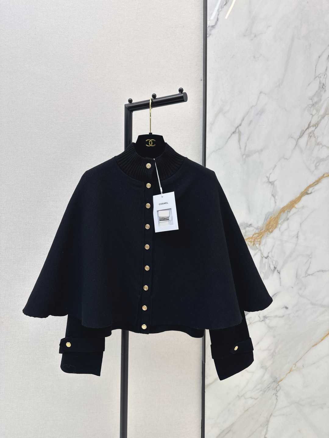 NO:697601,Exclusive first release of C Home 26Ss——Early spring’s latest high-end Coco girly temperament fake two-piece cloak jacket, fairy white and rich artifact. The fake two-piece cloak design is absolutely beautiful in real life. It instantly enhances the sense of gentle atmosphere. The temperament H version upper body is slimming. Gentle and elegant girly style is not attractive. One color ready for sale sml,,chanel,jackets & coats,19860909独家首发 C家 26Ss————早春最新款高定Coco少女气质假两件斗篷外套仙女白富美神器 假两件斗篷设计实物绝美 瞬间提升温柔氛围感 气质H版型上身巨显瘦 温柔优雅少女风气质不挑人 一色现货发售sml,,chanel,jackets & coats,,Women's clothing