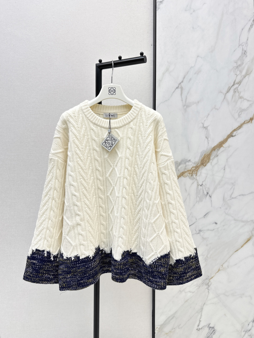 NO:697609,Loe 26Ss————The latest loose round-neck sweater with contrasting colors and splicing decoration in early spring. A soft and waxy sweater unlocks the gentleness of winter. The delicate touch wraps up the warmth. The simple version cannot hide the cuteness. Wear the romance and cuteness of winter on your body~One color ready for sale sml,,loewe,sweaters,19860909Loe 26Ss————早春最新款撞色拼接装饰宽松圆领毛衣一件软糯毛衣解锁冬日温柔 细腻触感裹着暖意 简约版型也藏不住可爱感 把冬天的浪漫与软萌都穿在身上～一色现货发售sml,,loewe,sweaters,,Women's clothing