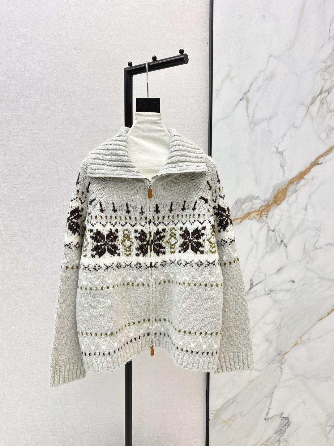 NO:697607,RL 26Ss - the latest pea green Fair Isle half-cardigan for early spring. The classic Fair Isle jacquard pattern is retro and artistic in design. It is suitable for autumn and winter. The wool fabric is soft and comfortable and has good thermal insulation properties. The lapel design is paired with a zipper cardigan. It is easy to put on and take off and adds a sense of fashion. The loose version modifies the shoulder line, showing elegance ~ suitable for daily casual commuting and other occasions. It is practical and beautiful, taking into account the comfort and practicality of wearing. It is an ideal choice for autumn and winter.  One color ready for sale sml,,sweaters,19860909RL 26Ss————早春最新款豆绿色费尔岛半开襟毛衣 经典的费尔岛提花图案 设计复古且富有艺术感 适合秋冬季节穿着 羊毛面料质地柔软舒适 保暖性能良好 翻领设计搭配拉链开衫 既方便穿脱又增添时尚感 宽松版型修饰肩部线条 展现优雅气质～适合日常休闲通勤等多种场合 兼具实用性和美观性兼顾了穿着的舒适度和实用性是秋冬季节的理想选择 一色现货发售sml,,sweaters,,Women's clothing