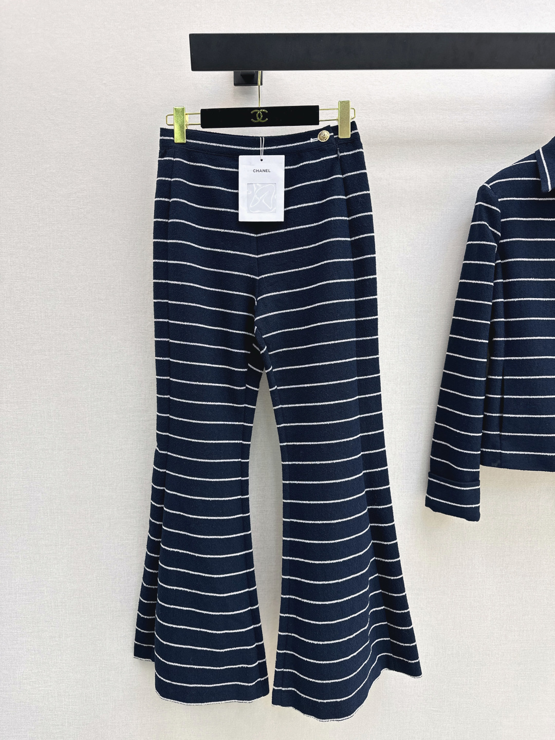 NO:697597,Recommended single item: C Home 26Ss - the latest style in early spring with navy blue background interweaving off-white pinstripe boot-cut trousers, which has a French lazy sense of relaxation, and hides a refined tone. Paired with metal buttons, the details are full of texture. The high-waisted boot-cut trousers can be called a leg spirit. The vertical stretch ratio can unlock different styles whether it is a complete set to create a commuting look or split and matched. It is a versatile style that is practical and noble.  One color spot sale sml,,chanel,19860909爆单款推荐 C家 26Ss————早春最新款法式小香风藏蓝底色交织米白细条纹微喇长裤自带法式慵懒的松弛感 又藏着骨子里的精致腔调 搭配金属纽扣 细节处尽显质感 高腰微喇裤型堪称腿精神器 纵向拉伸比例 无论是整套搭配打造通勤look 还是拆分搭配都能解锁不同风格 实穿又显贵的百搭款 一色现货发售sml,,chanel,,Women's clothing