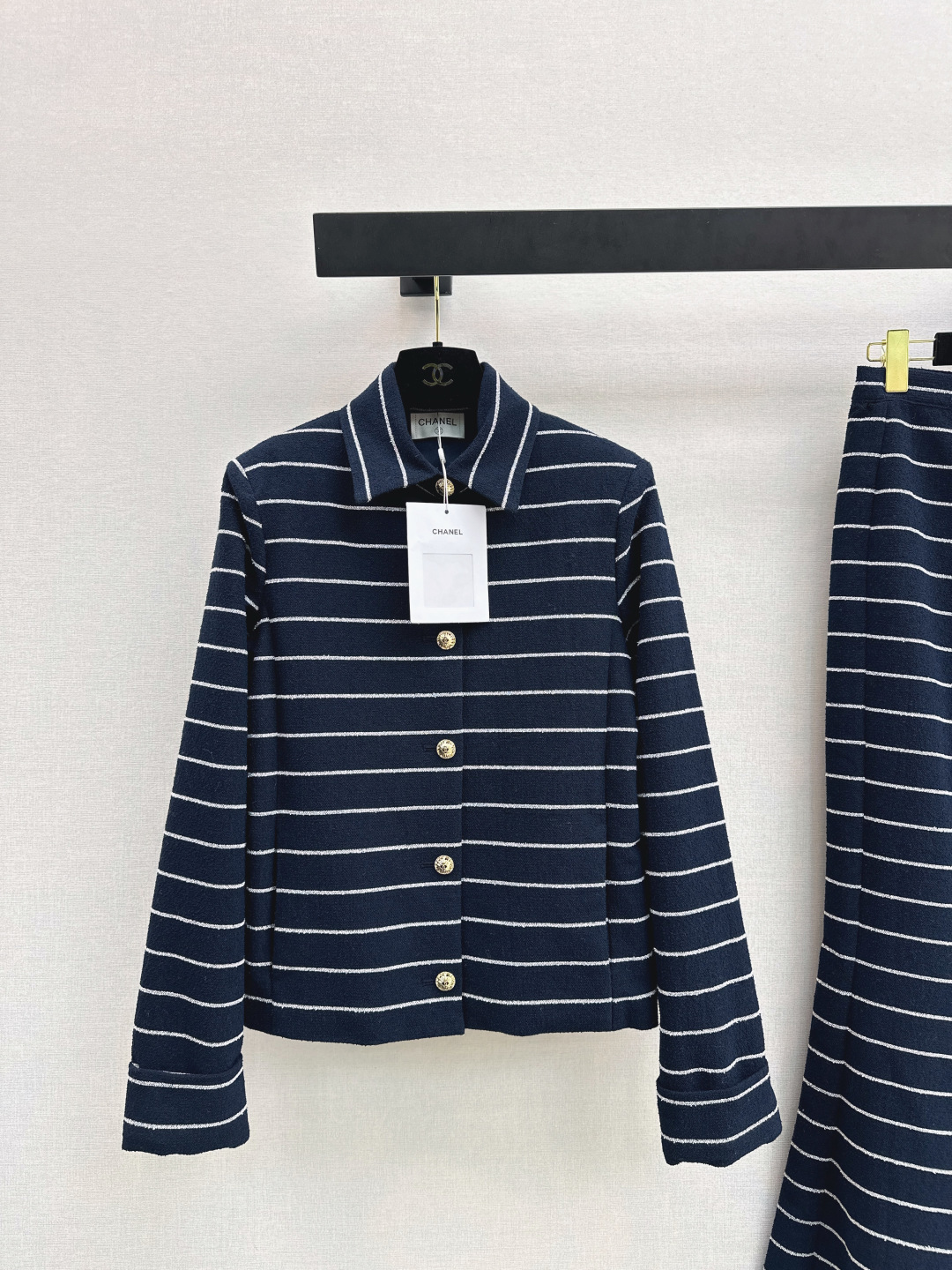 NO:697594,Recommended single item: C Home 26Ss - the latest French style in early spring with navy blue background and interweaved off-white pinstripe lapel jacket. It has a French lazy sense of relaxation and an exquisite accent. The lapel style is matched with metal buttons and the details are full of texture. The single-breasted design is easy to put on and take off. It outlines the neat shoulder line and has a vertical stretch ratio. Whether it is a complete set to create a commuting look, it can unlock different styles. It is practical and elegant.  One color spot sale sml,,chanel,jackets & coats,19860909爆单款推荐 C家 26Ss————早春最新款法式小香风藏蓝底色交织米白细条纹翻领外套自带法式慵懒的松弛感 又藏着骨子里的精致腔调 翻领版型搭配金属纽扣 细节处尽显质感 单排扣设计穿脱随性 勾勒利落肩线 纵向拉伸比例 无论是整套搭配打造通勤look 都能解锁不同风格 实穿又显贵的百搭款 一色现货发售sml,,chanel,jackets & coats,,Women's clothing