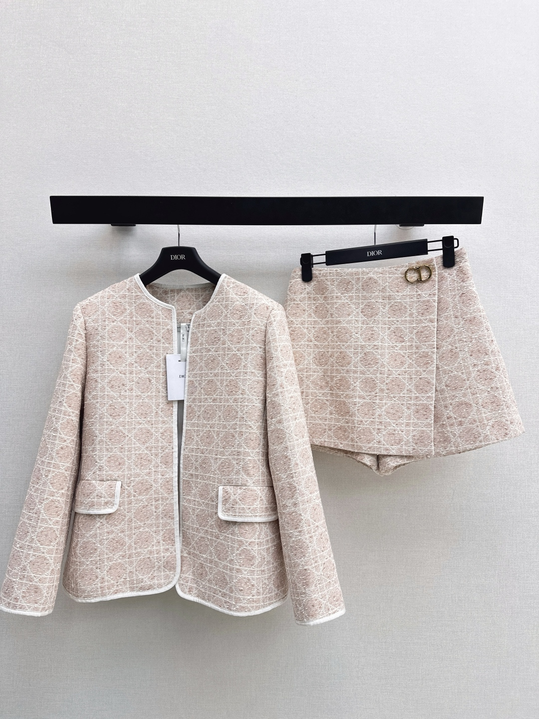 NO:697587,Jacket Skirt CD 26Ss——Early spring latest Miss D exclusive Princess Diana cannage suit round neck double pocket jacket + high-waisted culottes A must-have item for Bai Fumei. Customized three-dimensional woven tweed fabric is developed to be three-dimensional and wide. The classic A-line shape makes the upper body thin and tall with age-reducing temperament. Versatile and not attractive, high-end platinum tone French elegance. Developed in two colors. Ready for sale sml,,skirts,jackets & coats,19860909外套 半裙CD 26Ss————早春最新款Miss D限定戴妃藤格纹套装圆领双口袋外套+高腰裙裤 白富美必入单品 开发定制立体编织粗花呢面料立体挺阔 减龄气质经典A字版型上身显瘦又高挑 百搭不挑人高级白金调法式优雅气质 两色分开发 现货发售sml,,skirts,jackets & coats,,Women's clothing