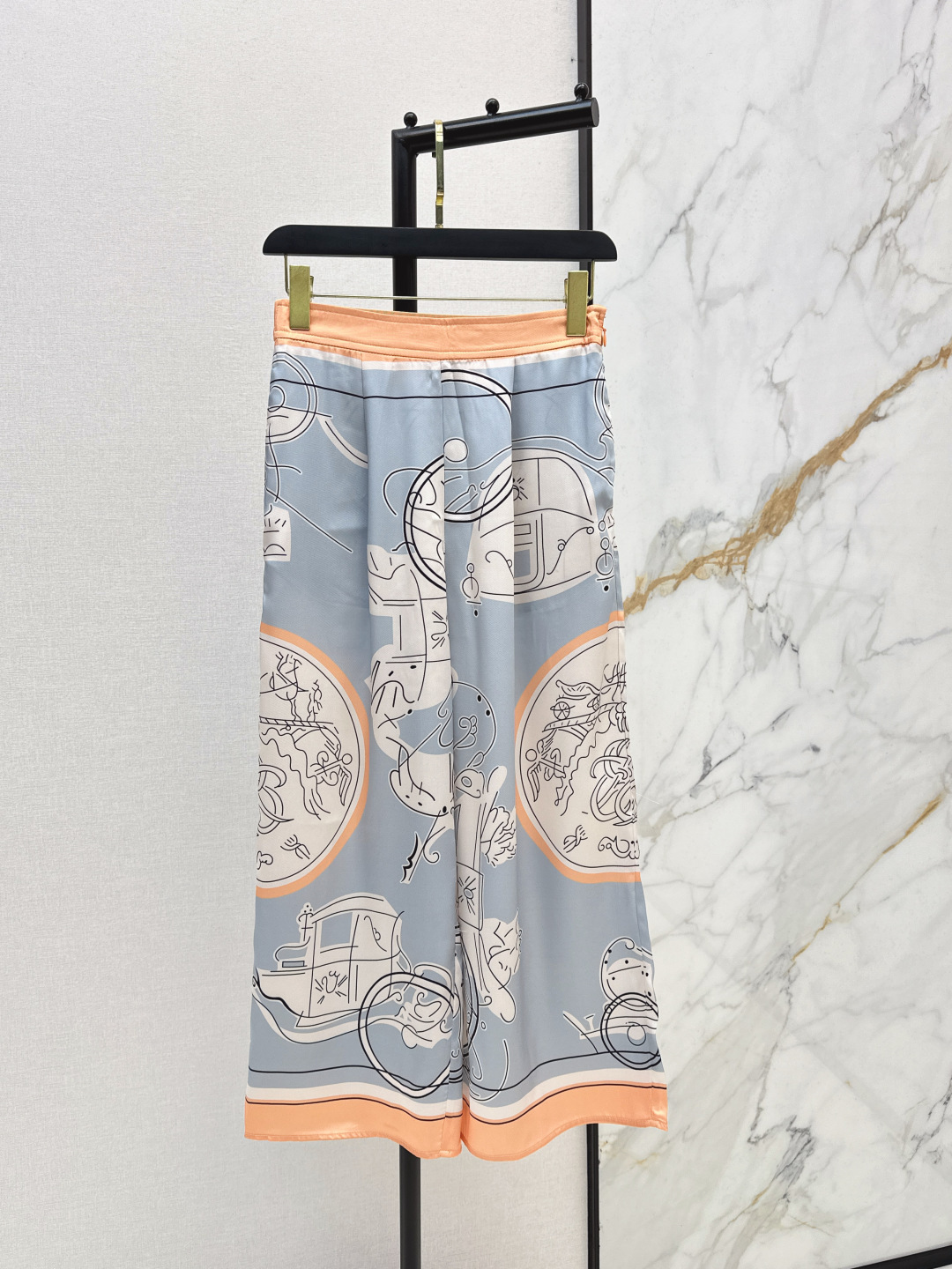 NO:708112,Her 26Ss - the latest silk printed straight pants for early spring. Imported 100% mulberry silk material. The texture is comfortable and drapey and breathable. It perfectly captures the lazy feeling of vacation. The haze blue bottom is matched with artistic line printing. The contrasting warm orange binding instantly brightens the whole. The silky silk fabric is skin-friendly and draped. The loose shirt style is casual and hides the flesh. Pair it with the same series of shirts. It can be worn for daily outings or vacations.  You can easily wear it with an elegant and relaxed atmosphere. Available in one color, smlxl, shirts, real silk,19860909Her 26Ss————早春最新款真丝印花直筒裤 进口百分百桑蚕丝材质 质感舒适垂顺透气 太拿捏度假慵懒感了 雾霾蓝底搭配艺术感线条印花 撞色的暖橘包边瞬间点亮整体 丝滑的真丝面料亲肤又垂顺 宽松的衬衫版型随性藏肉 搭配同系列衬衫 一套上身不管是日常出街还是度假穿搭 都能轻松穿出优雅又松弛的氛围感 一色现货发售smlxl,,shirts,real silk,,Women's clothing