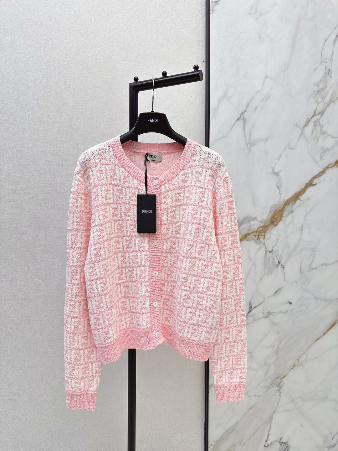 NO:708105,FD 26Ss————The latest jacquard knitted cardigan for early spring. Silk wool yarn weaving. Dense flat stitch processing to present a soft and waxy comfortable effect. Regular knitted cardigan tailoring. All-over double F jacquard knitting directly brings out the sweet girl atmosphere. Cherry blossom pink and white are intertwined. It is gentle and yet does not lose brand recognition. Soft and waxy knitted fabric is skin-friendly and warm. Simple round neck single-breasted design. Loose version hides flesh and is casual.  Easily create a style that combines girlishness and luxury. One color ready for sale sml,,19860909FD 26Ss————早春最新款提花针织开衫 丝毛纱线织造 密实平针工艺处理 呈现软糯舒适效果 常规针织开衫剪裁 满铺双F提花针织直接把甜妹氛围感拉满 樱花粉与白色交织 温柔又不失品牌辨识度 软糯的针织面料亲肤又保暖 简约的圆领单排扣设计 宽松的版型藏肉又随性 轻松拿捏少女感与高级感兼具的穿搭风格 一色现货发售sml,,,Women's clothing