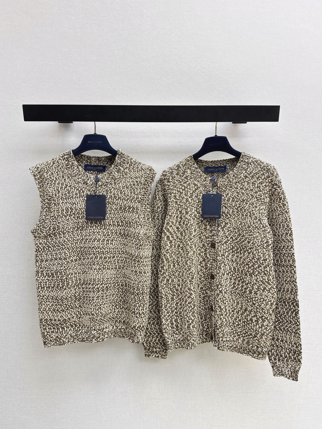 NO:708099,Ouyang Nana's same style, L's 26Ss - the latest custom-dyed floral yarn sleeveless vest + round neck cardigan in early spring, a whole high-end style. The yarn developed by yb is heavy, fluffy, soft and comfortable. High-end brown and white mixed thread. Exclusively customized special yarn. Presbyopic covered buttons. So beautiful. Developed in one color. Ready for sale sml,, louis vuitton,19860909欧阳娜娜同款 L家 26Ss————早春最新款定染花纱无袖马甲+圆领开衫一整个高级格调 yb开发的纱线 重磅蓬松柔软舒适 高级棕白混线 独家定制特种纱线 老花包扣 太好看了 一色分开发 现货发售sml,,louis vuitton,,Women's clothing